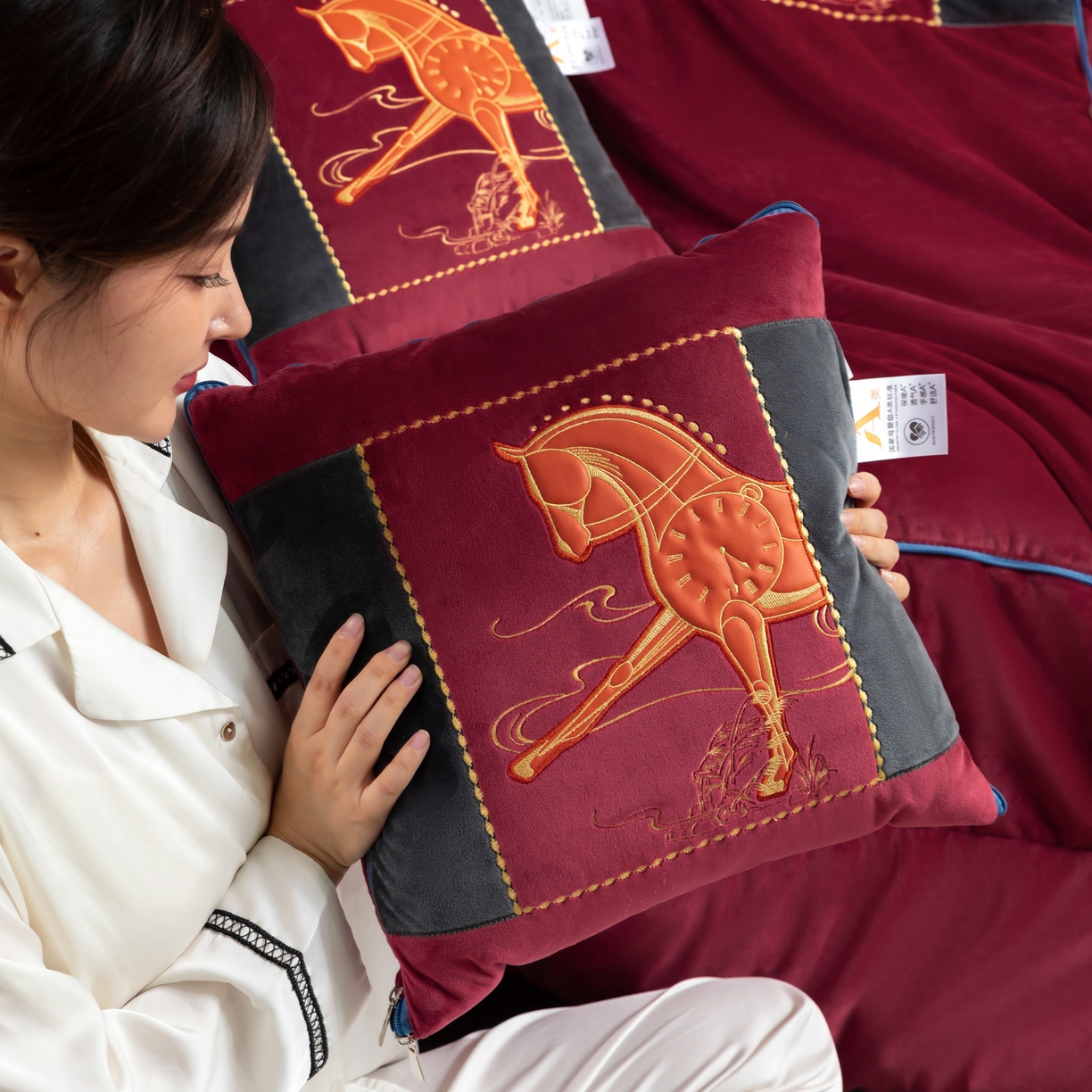 91家纺网 家纺一手货源 找家纺 吉利家居 2025新款婴儿绒多功能抱枕被-彩云马 酒红