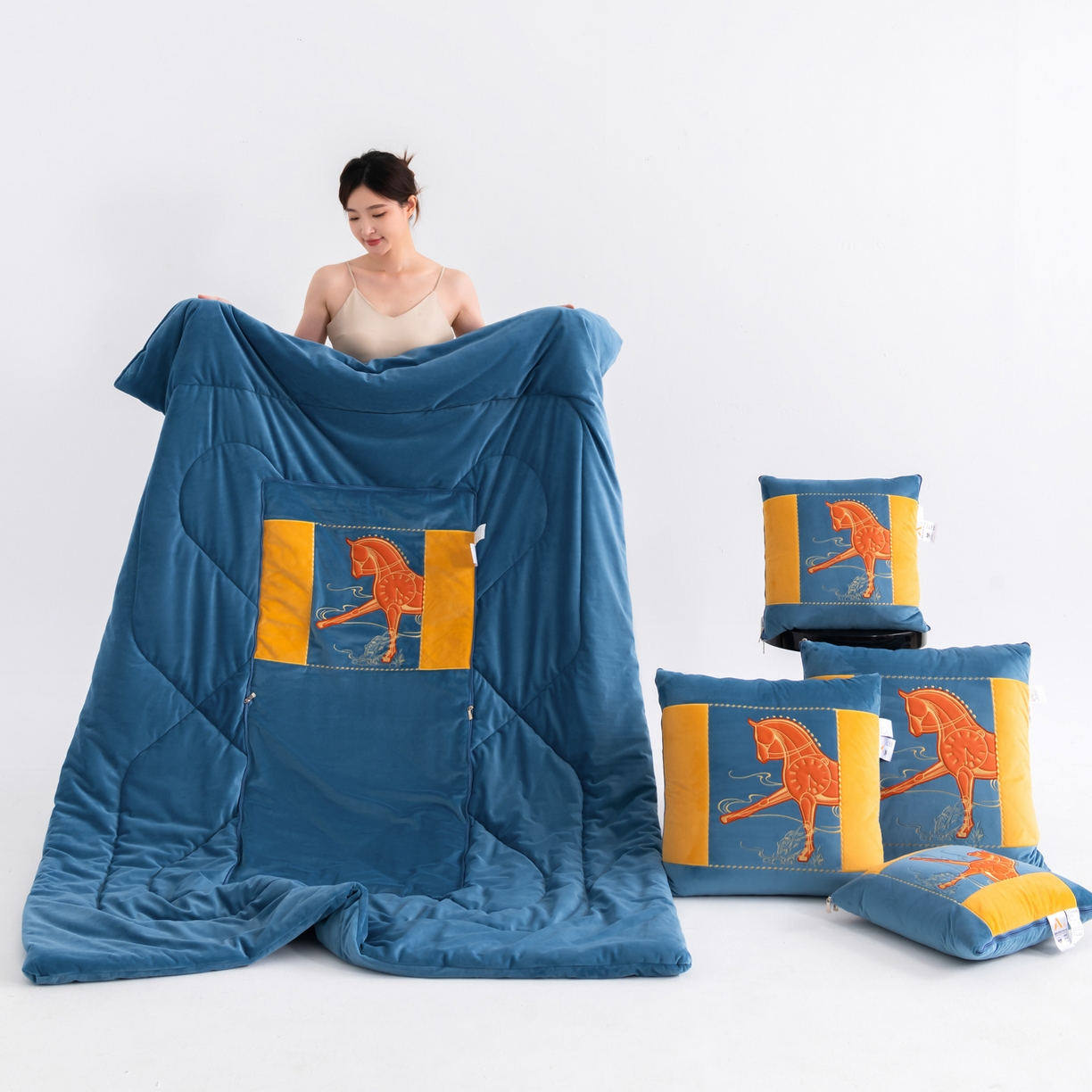 吉利家居 2025新款婴儿绒多功能抱枕被-彩云马 孔雀蓝