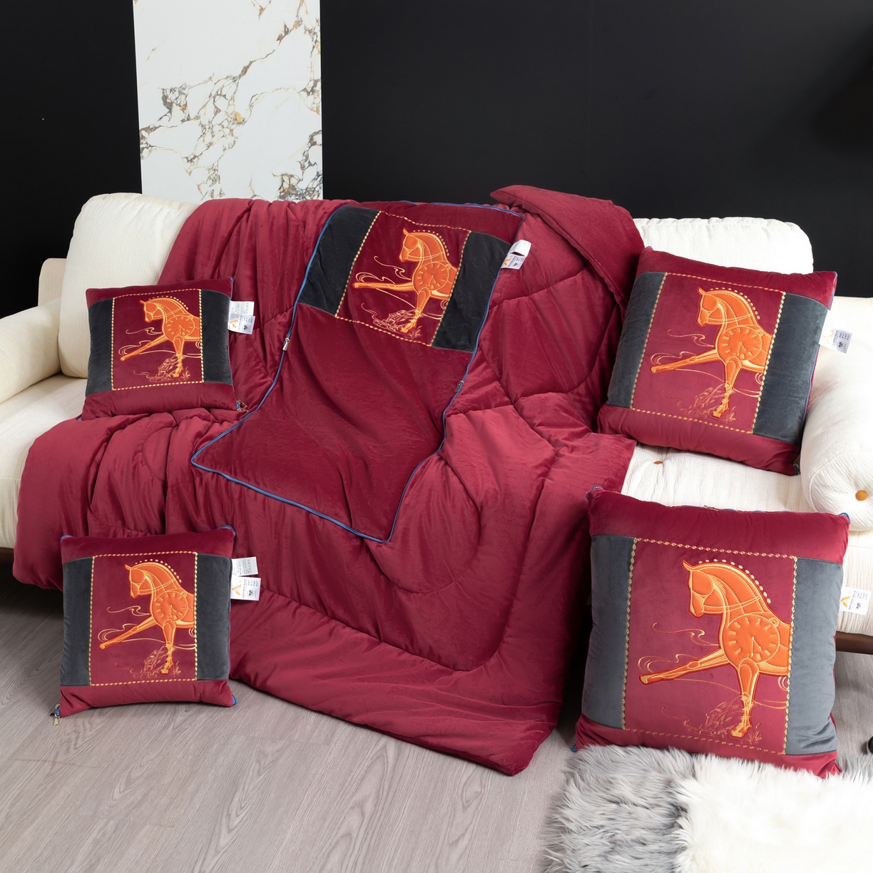 91家纺网 家纺一手货源 找家纺 吉利家居 2025新款婴儿绒多功能抱枕被-彩云马 酒红