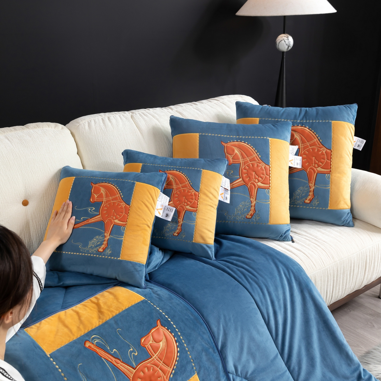 91家纺网 家纺一手货源 找家纺 吉利家居 2025新款婴儿绒多功能抱枕被-彩云马 孔雀蓝