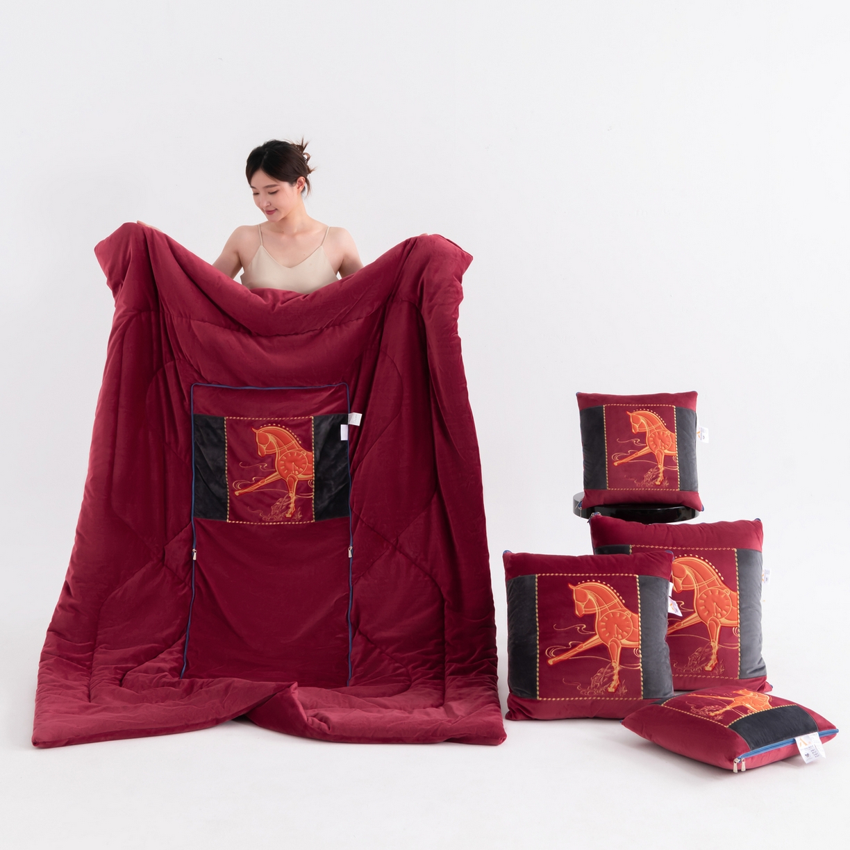 吉利家居 2025新款婴儿绒多功能抱枕被-彩云马 酒红