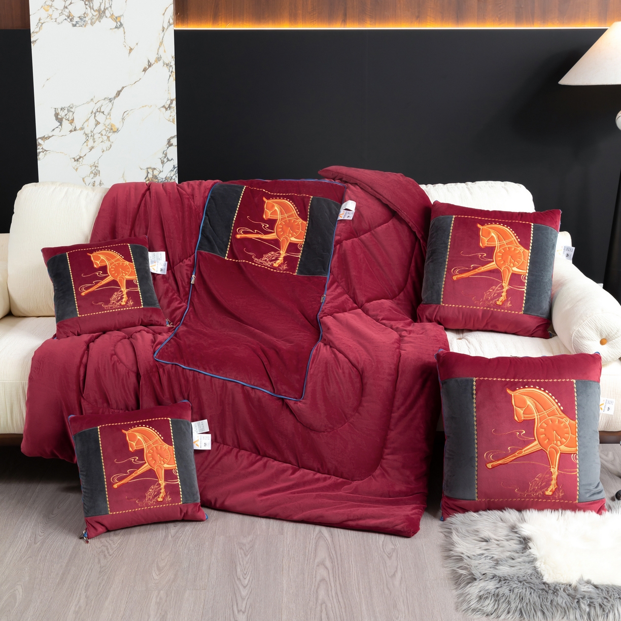 91家纺网 家纺一手货源 找家纺 吉利家居 2025新款婴儿绒多功能抱枕被-彩云马 酒红