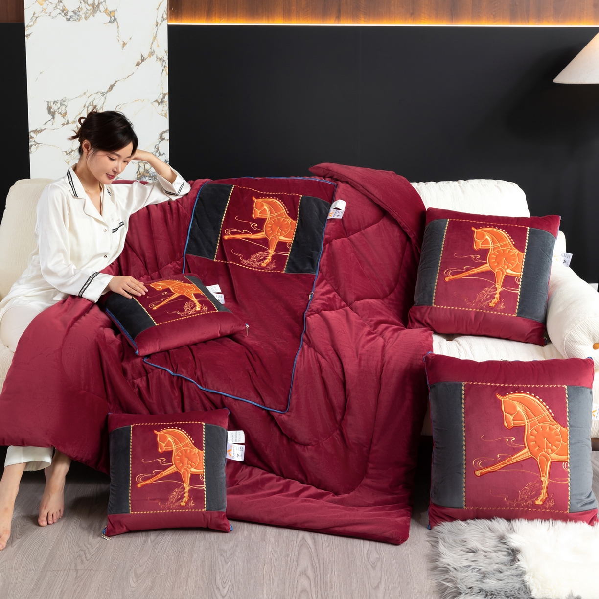 91家纺网 家纺一手货源 找家纺 吉利家居 2025新款婴儿绒多功能抱枕被-彩云马 酒红