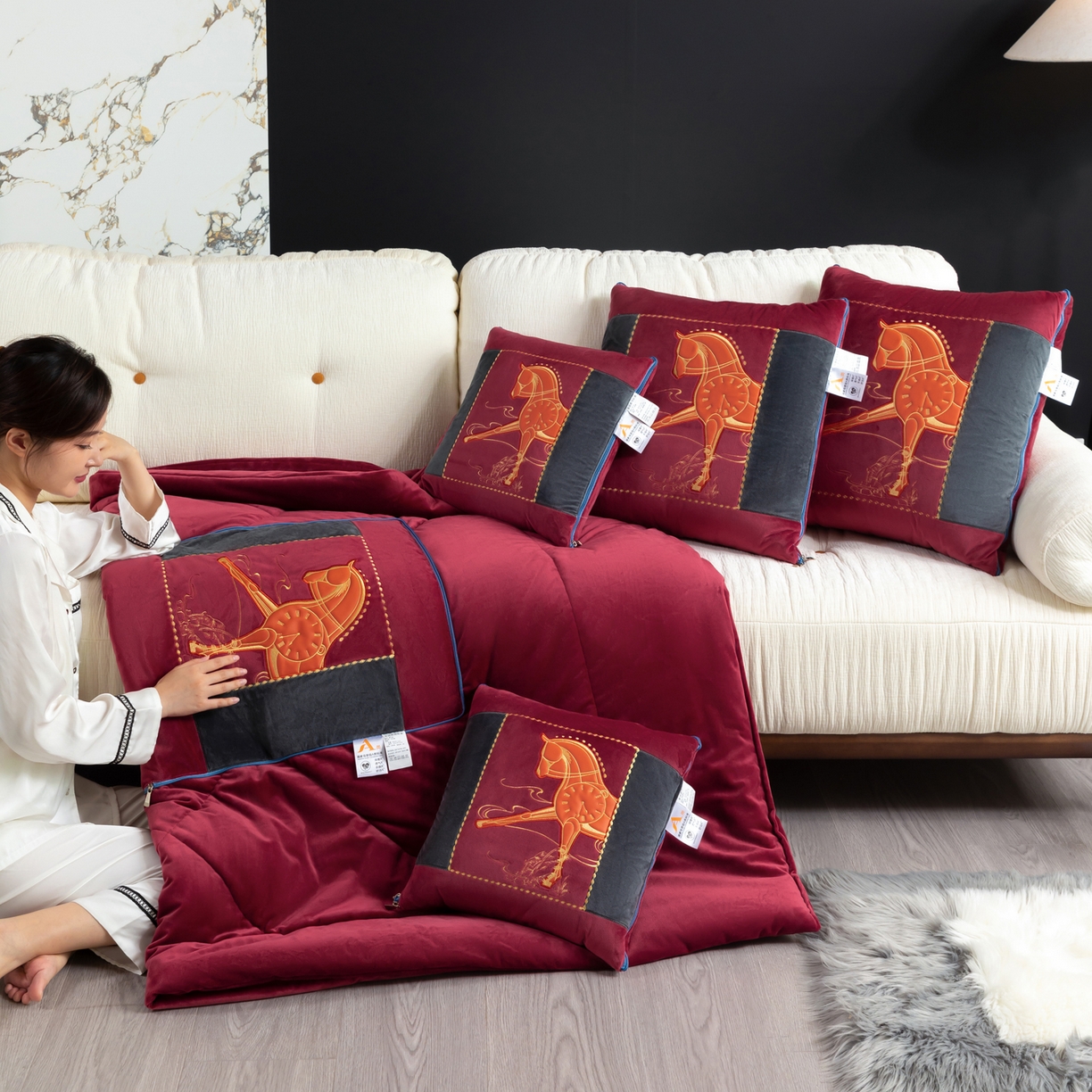 91家纺网 家纺一手货源 找家纺 吉利家居 2025新款婴儿绒多功能抱枕被-彩云马 酒红