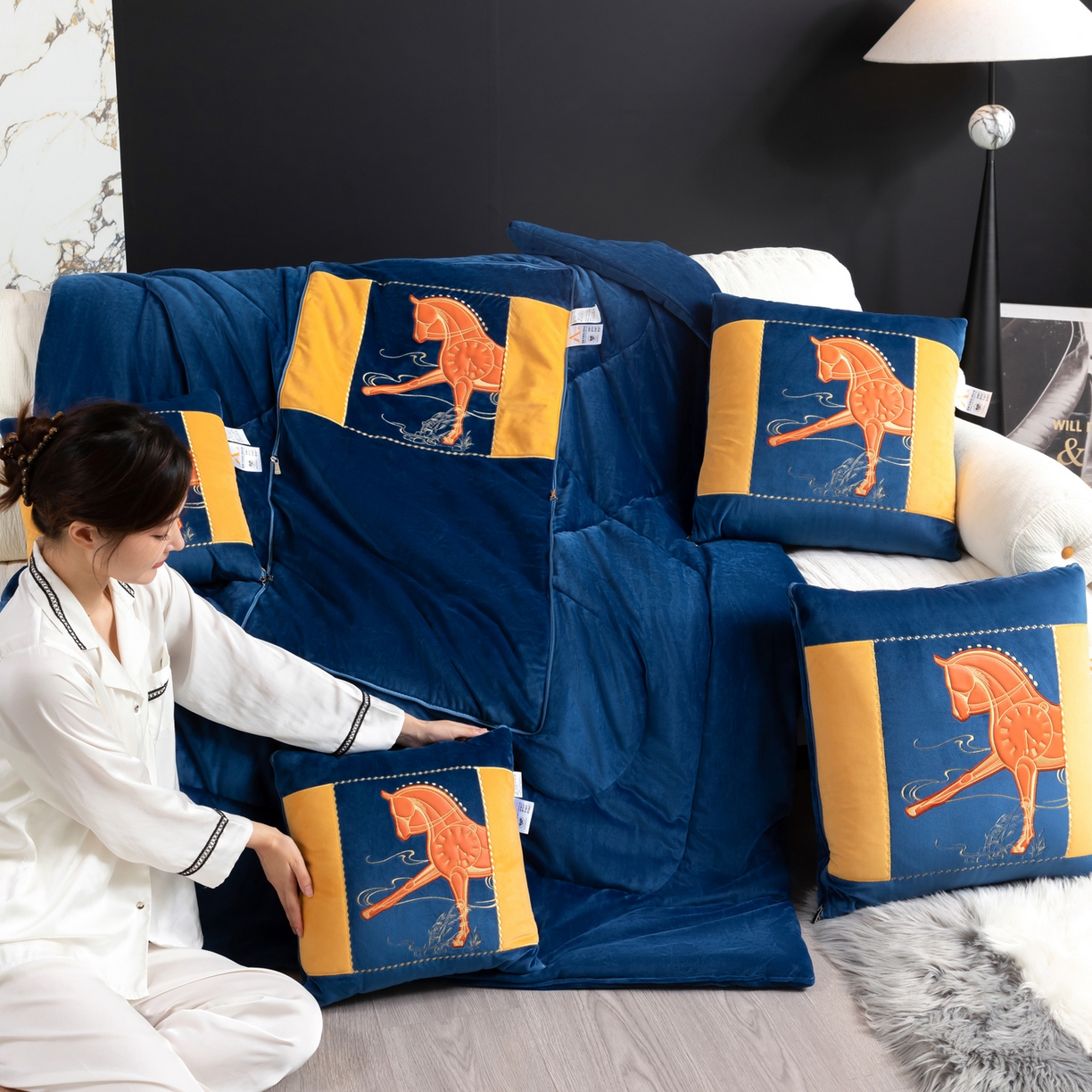 91家纺网 家纺一手货源 找家纺 （总）吉利家居 2025新款婴儿绒多功能抱枕被-彩云马