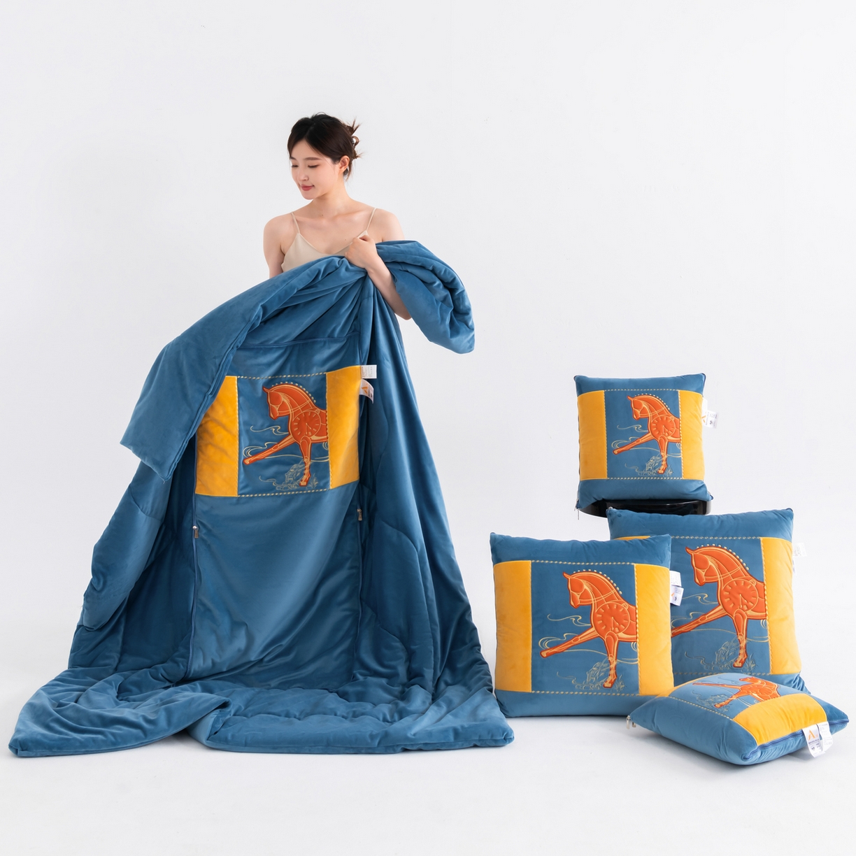 91家纺网 家纺一手货源 找家纺 吉利家居 2025新款婴儿绒多功能抱枕被-彩云马 孔雀蓝