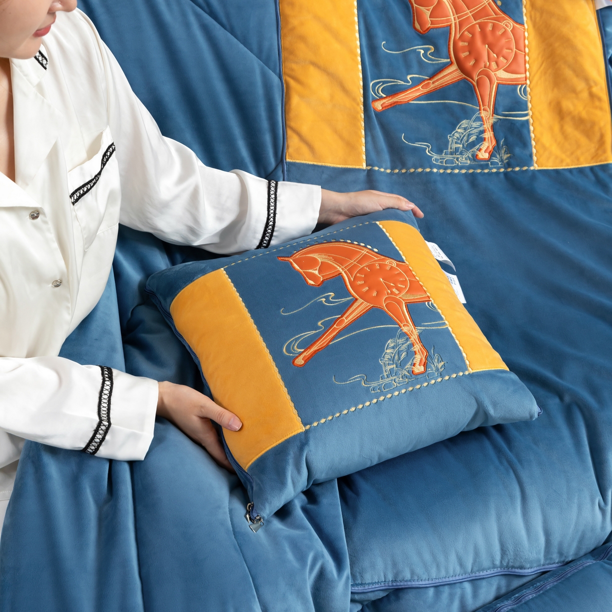 91家纺网 家纺一手货源 找家纺 吉利家居 2025新款婴儿绒多功能抱枕被-彩云马 孔雀蓝