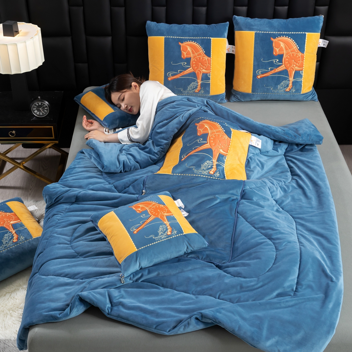 91家纺网 家纺一手货源 找家纺 吉利家居 2025新款婴儿绒多功能抱枕被-彩云马 孔雀蓝