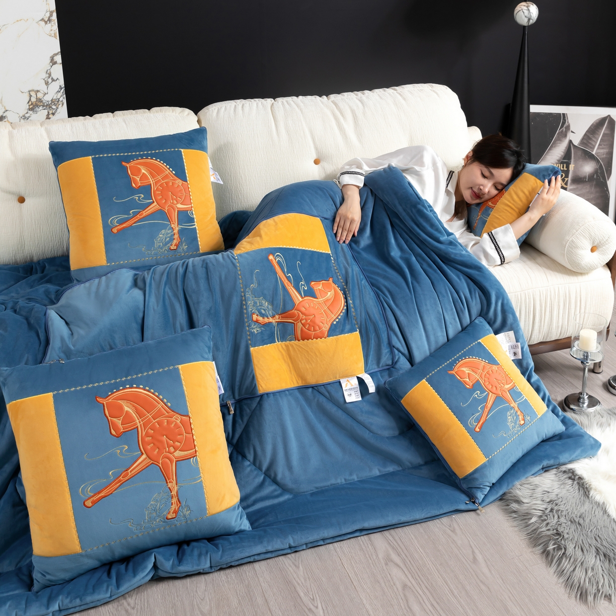 91家纺网 家纺一手货源 找家纺 吉利家居 2025新款婴儿绒多功能抱枕被-彩云马 孔雀蓝