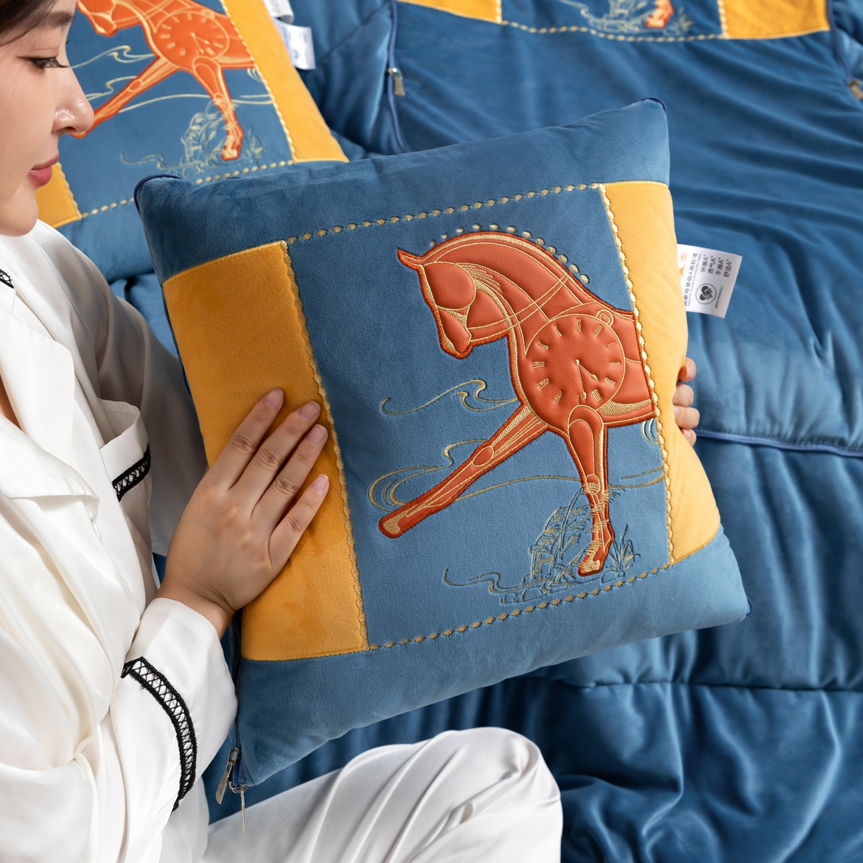 91家纺网 家纺一手货源 找家纺 吉利家居 2025新款婴儿绒多功能抱枕被-彩云马 孔雀蓝