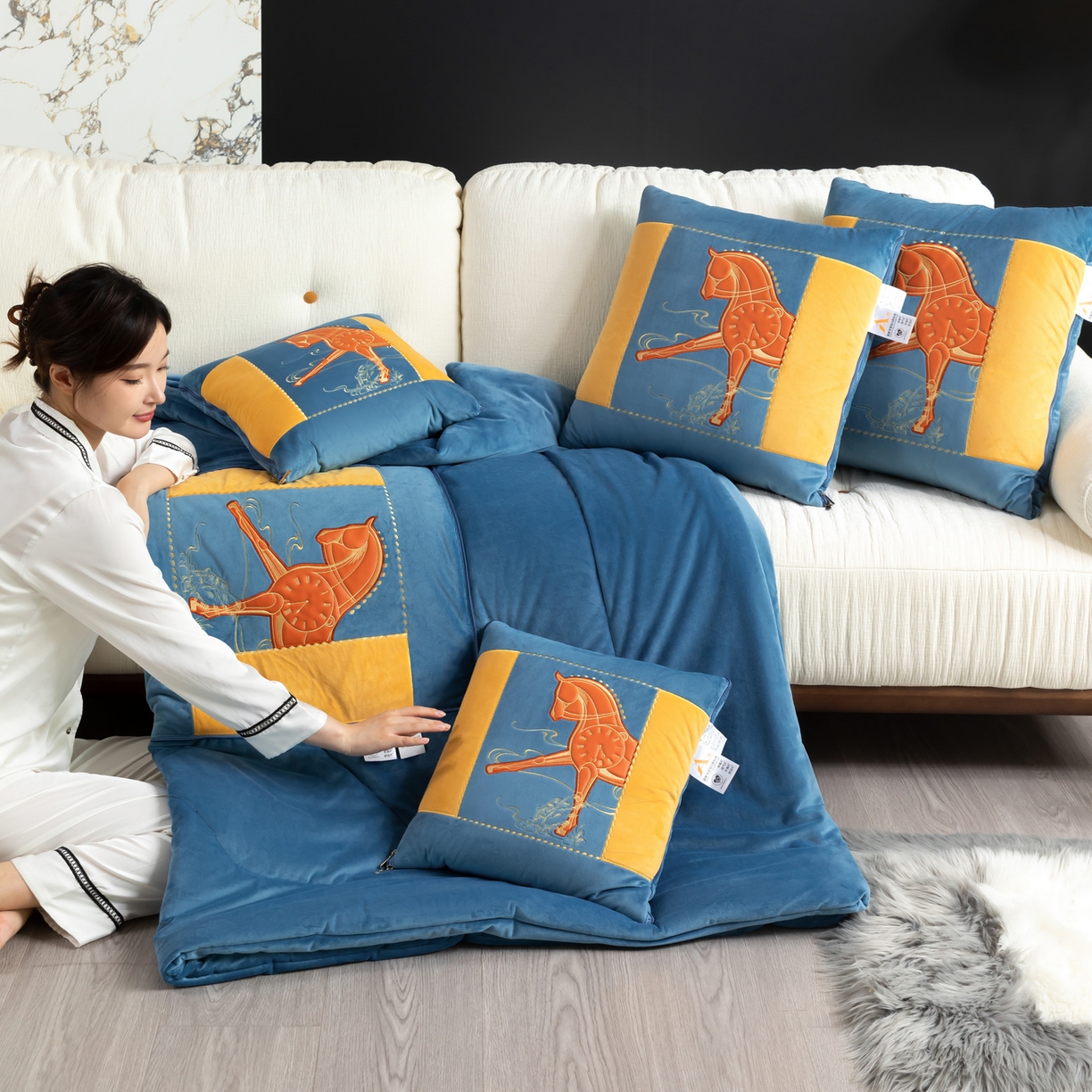 91家纺网 家纺一手货源 找家纺 吉利家居 2025新款婴儿绒多功能抱枕被-彩云马 孔雀蓝