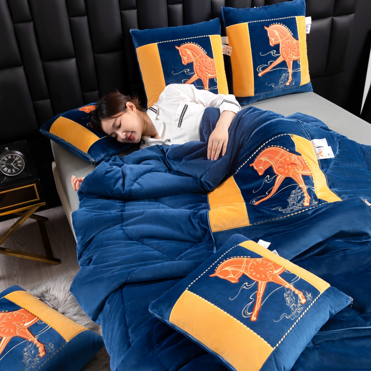 91家纺网 家纺一手货源 找家纺 （总）吉利家居 2025新款婴儿绒多功能抱枕被-彩云马