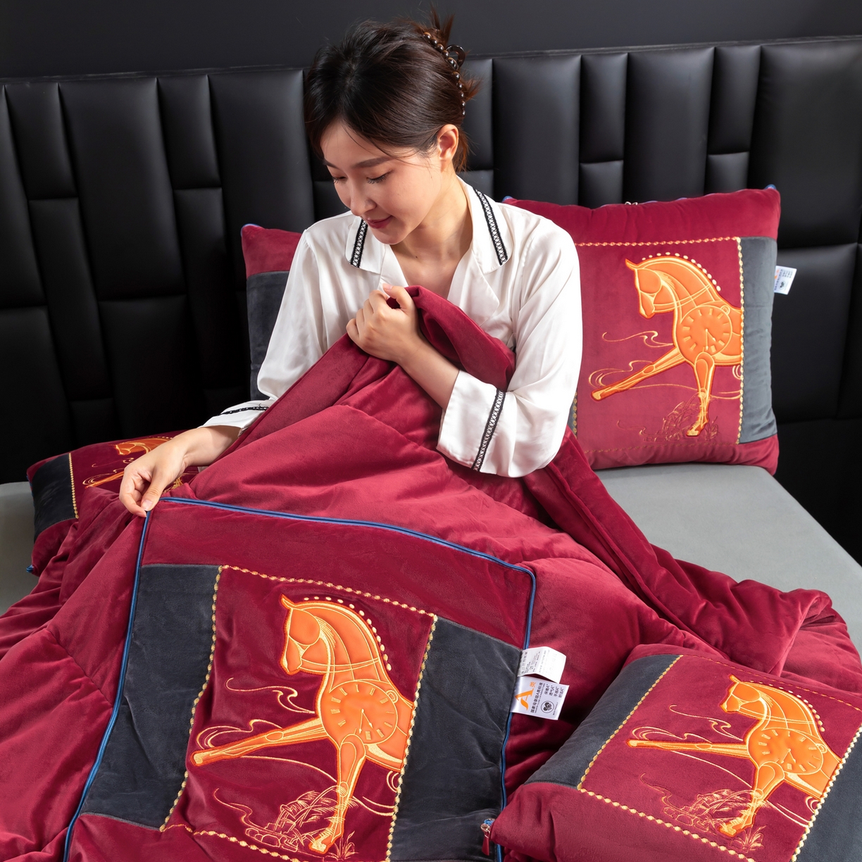 91家纺网 家纺一手货源 找家纺 吉利家居 2025新款婴儿绒多功能抱枕被-彩云马 酒红