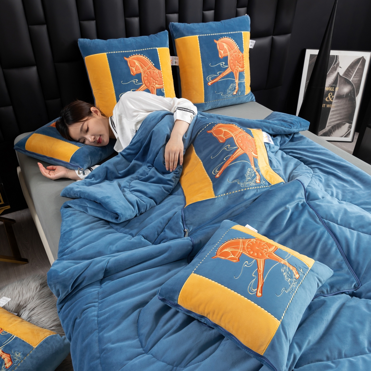 91家纺网 家纺一手货源 找家纺 吉利家居 2025新款婴儿绒多功能抱枕被-彩云马 孔雀蓝