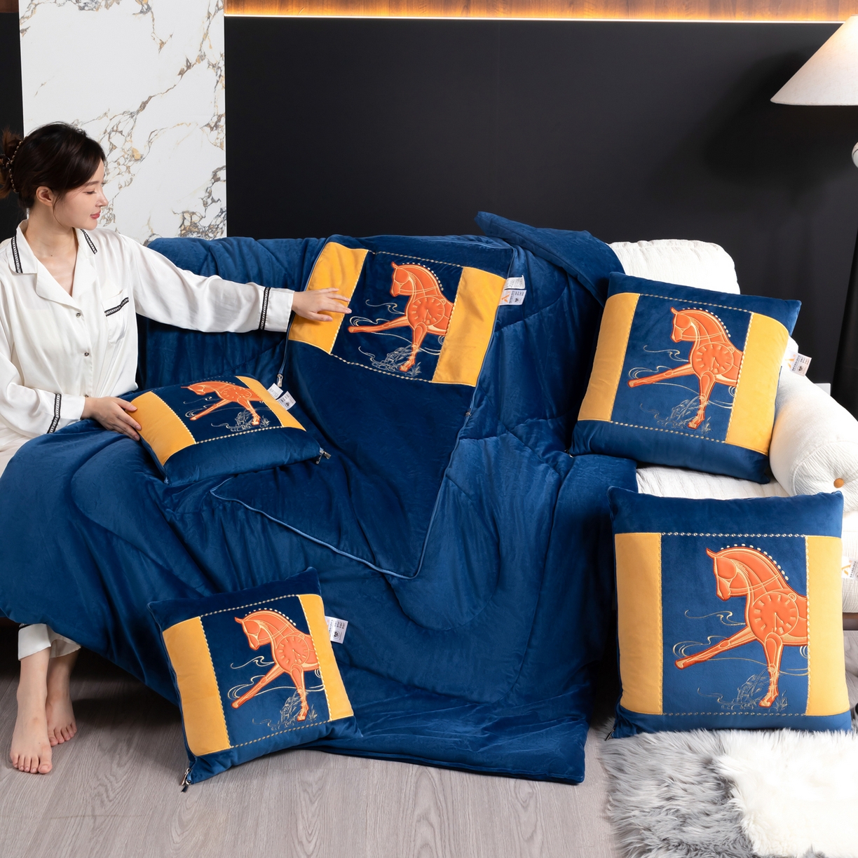 91家纺网 家纺一手货源 找家纺 （总）吉利家居 2025新款婴儿绒多功能抱枕被-彩云马