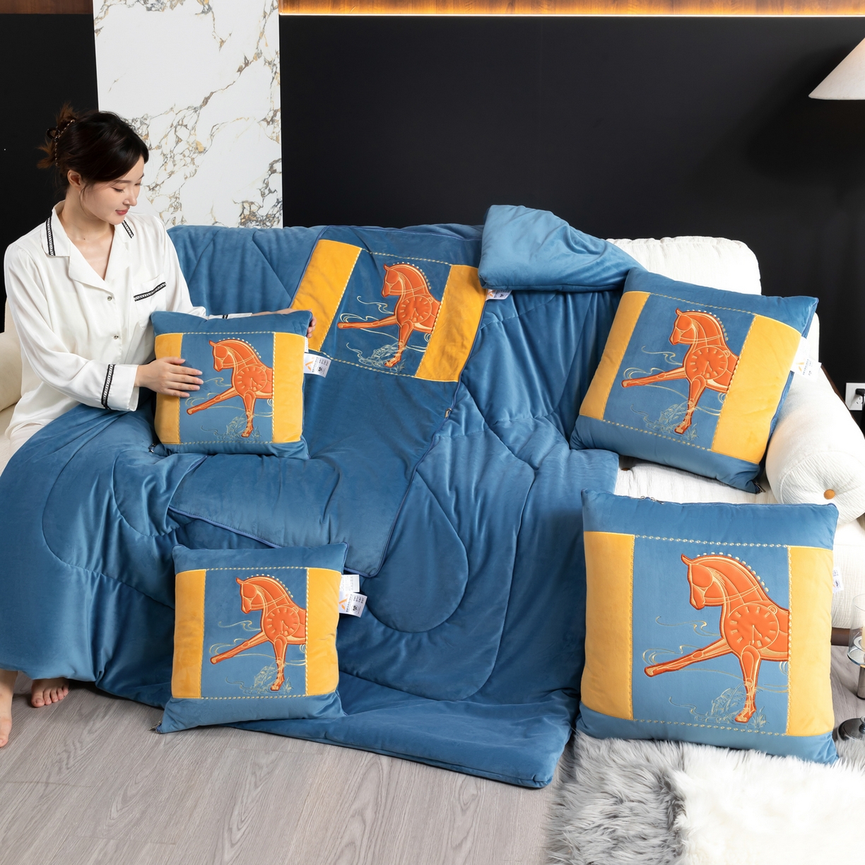 91家纺网 家纺一手货源 找家纺 吉利家居 2025新款婴儿绒多功能抱枕被-彩云马 孔雀蓝