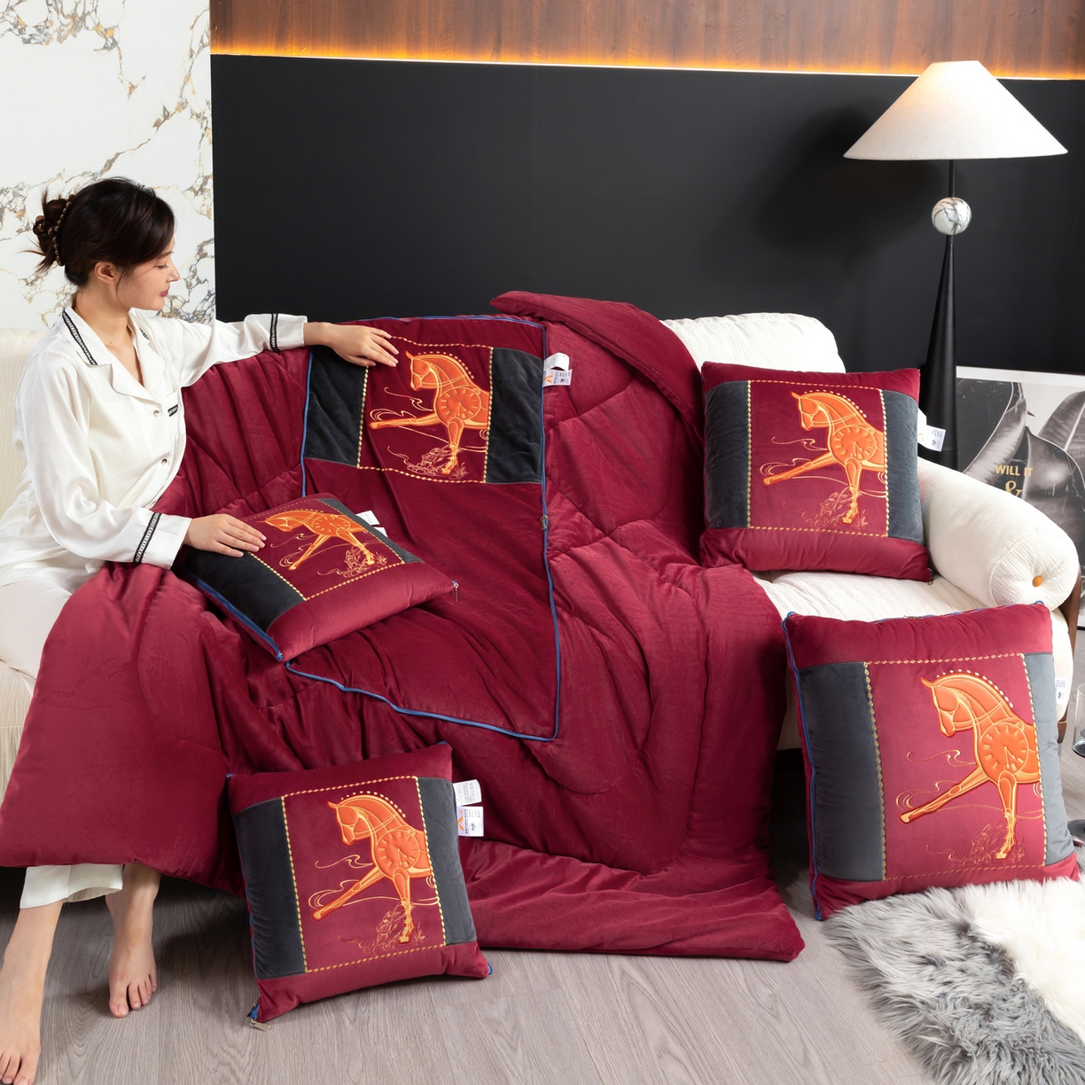 91家纺网 家纺一手货源 找家纺 吉利家居 2025新款婴儿绒多功能抱枕被-彩云马 酒红