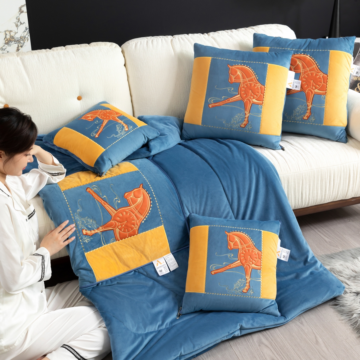 91家纺网 家纺一手货源 找家纺 吉利家居 2025新款婴儿绒多功能抱枕被-彩云马 孔雀蓝