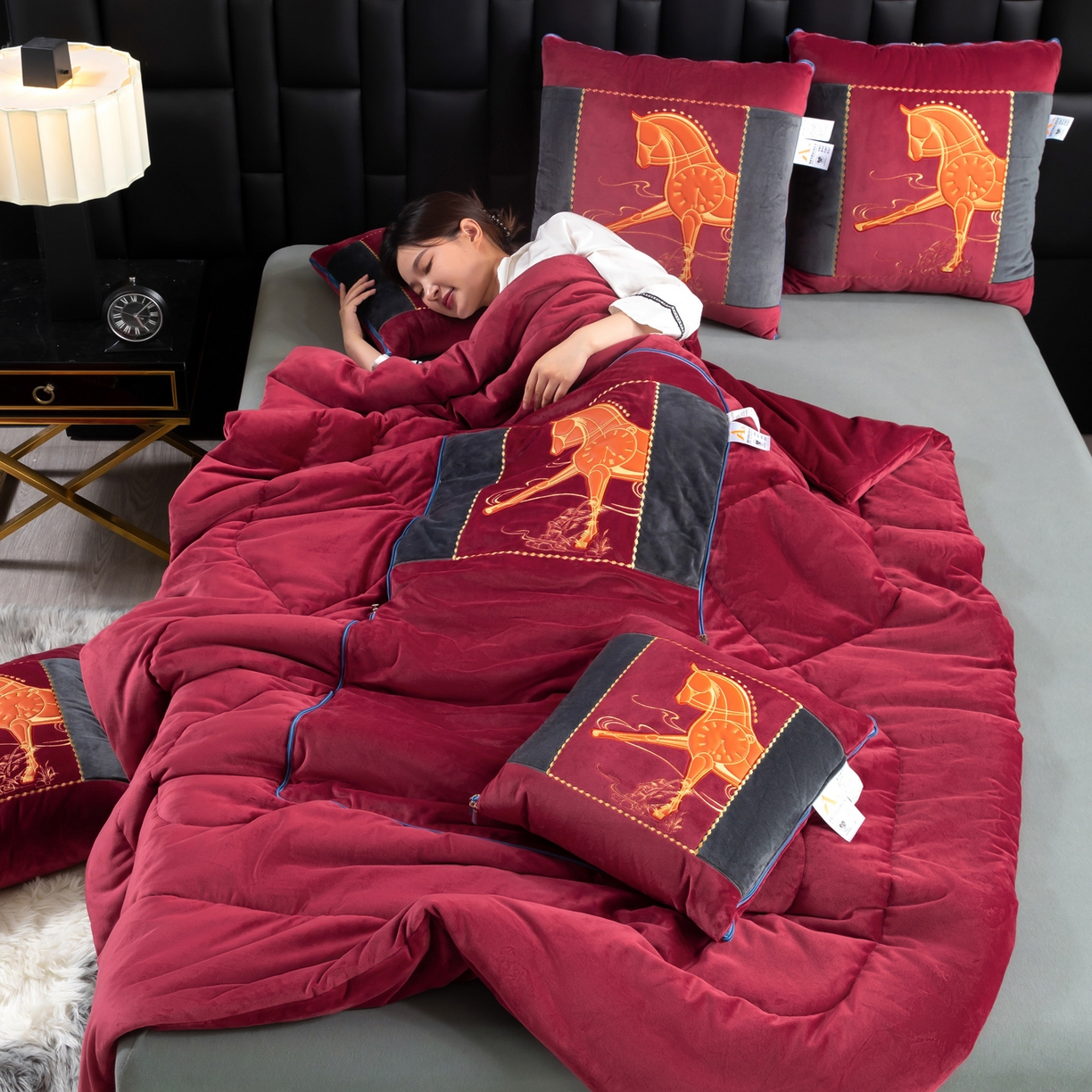 91家纺网 家纺一手货源 找家纺 吉利家居 2025新款婴儿绒多功能抱枕被-彩云马 酒红