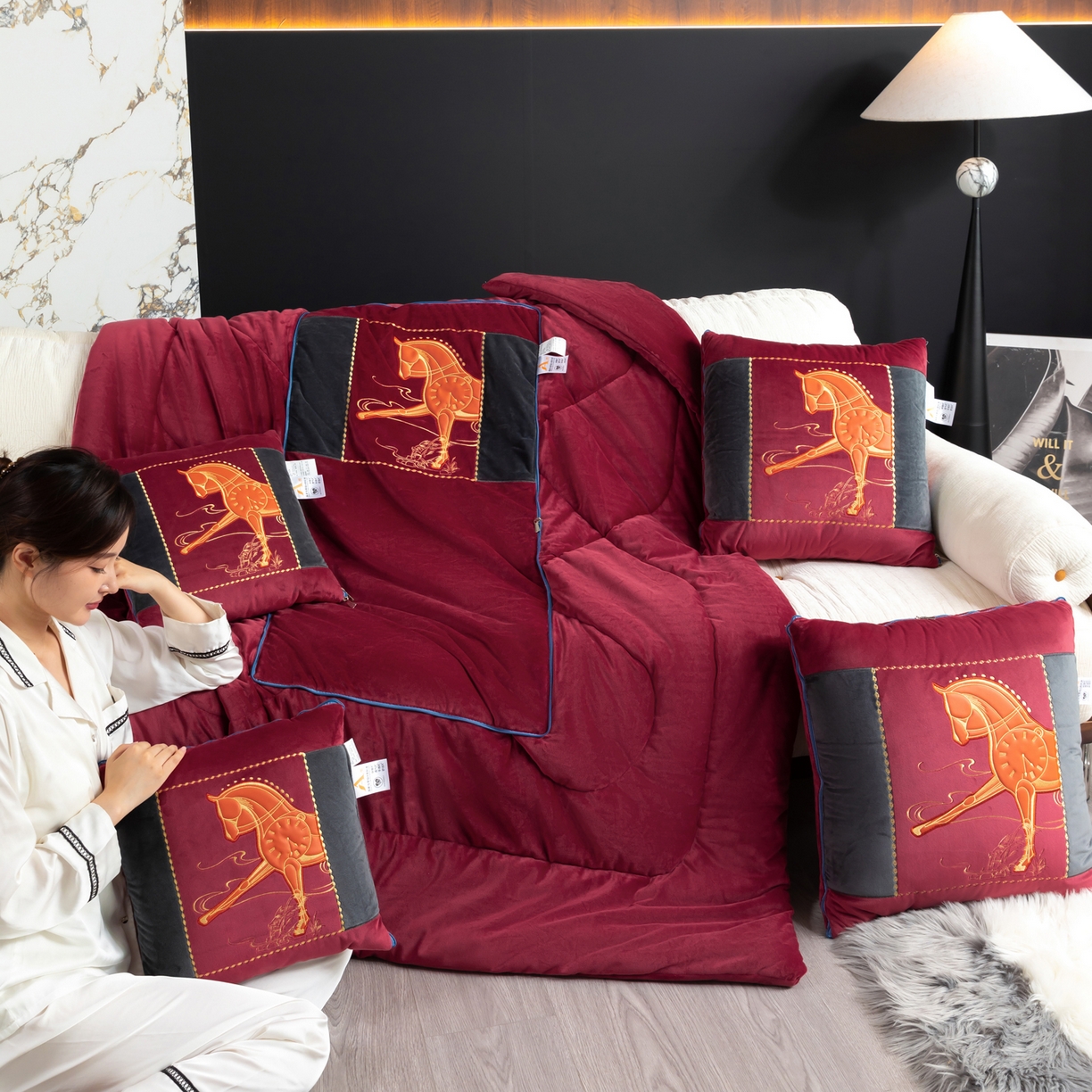 91家纺网 家纺一手货源 找家纺 吉利家居 2025新款婴儿绒多功能抱枕被-彩云马 酒红