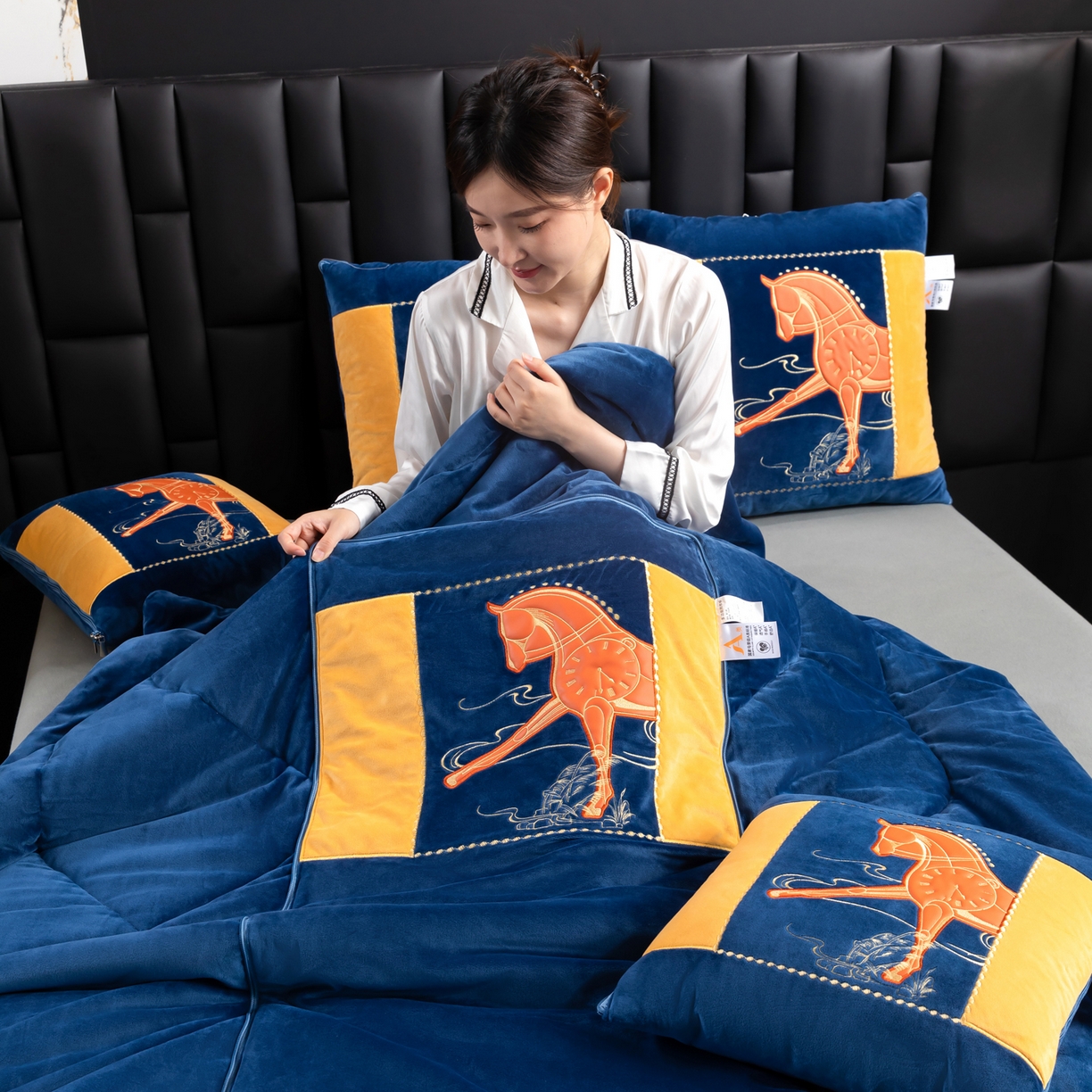 91家纺网 家纺一手货源 找家纺 （总）吉利家居 2025新款婴儿绒多功能抱枕被-彩云马