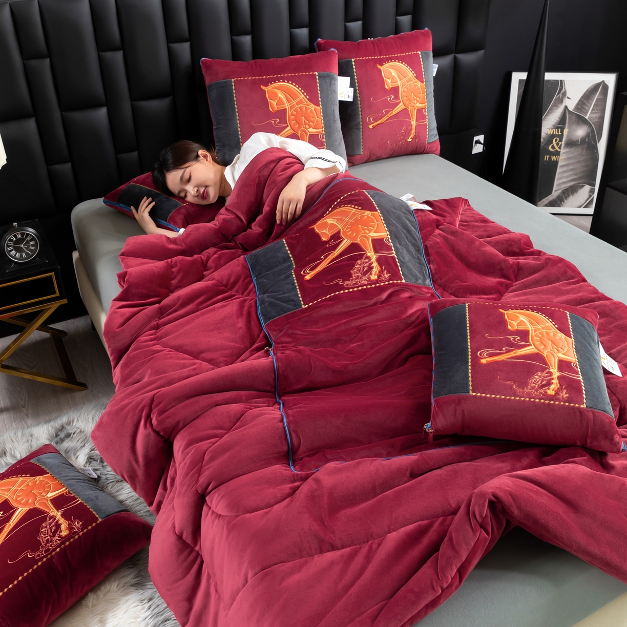 91家纺网 家纺一手货源 找家纺 吉利家居 2025新款婴儿绒多功能抱枕被-彩云马 酒红