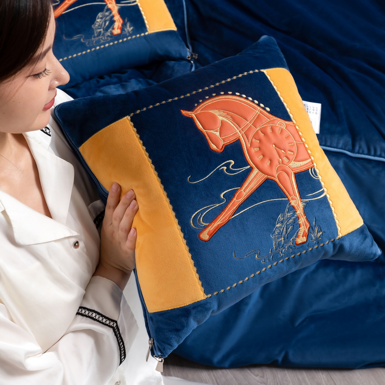 91家纺网 家纺一手货源 找家纺 （总）吉利家居 2025新款婴儿绒多功能抱枕被-彩云马