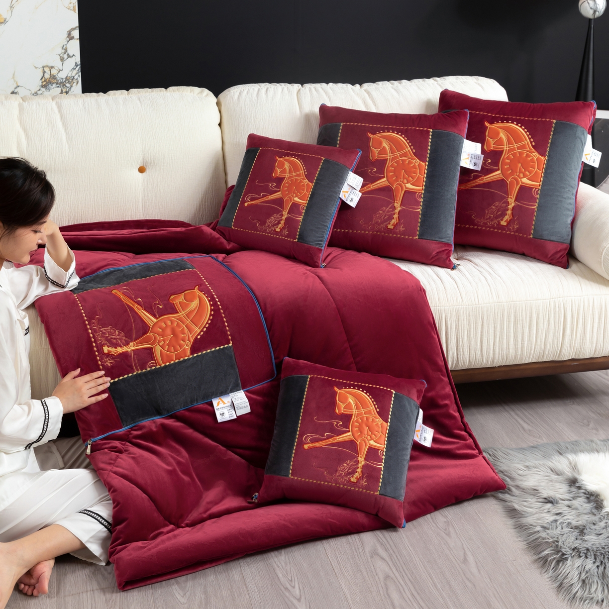 91家纺网 家纺一手货源 找家纺 吉利家居 2025新款婴儿绒多功能抱枕被-彩云马 酒红