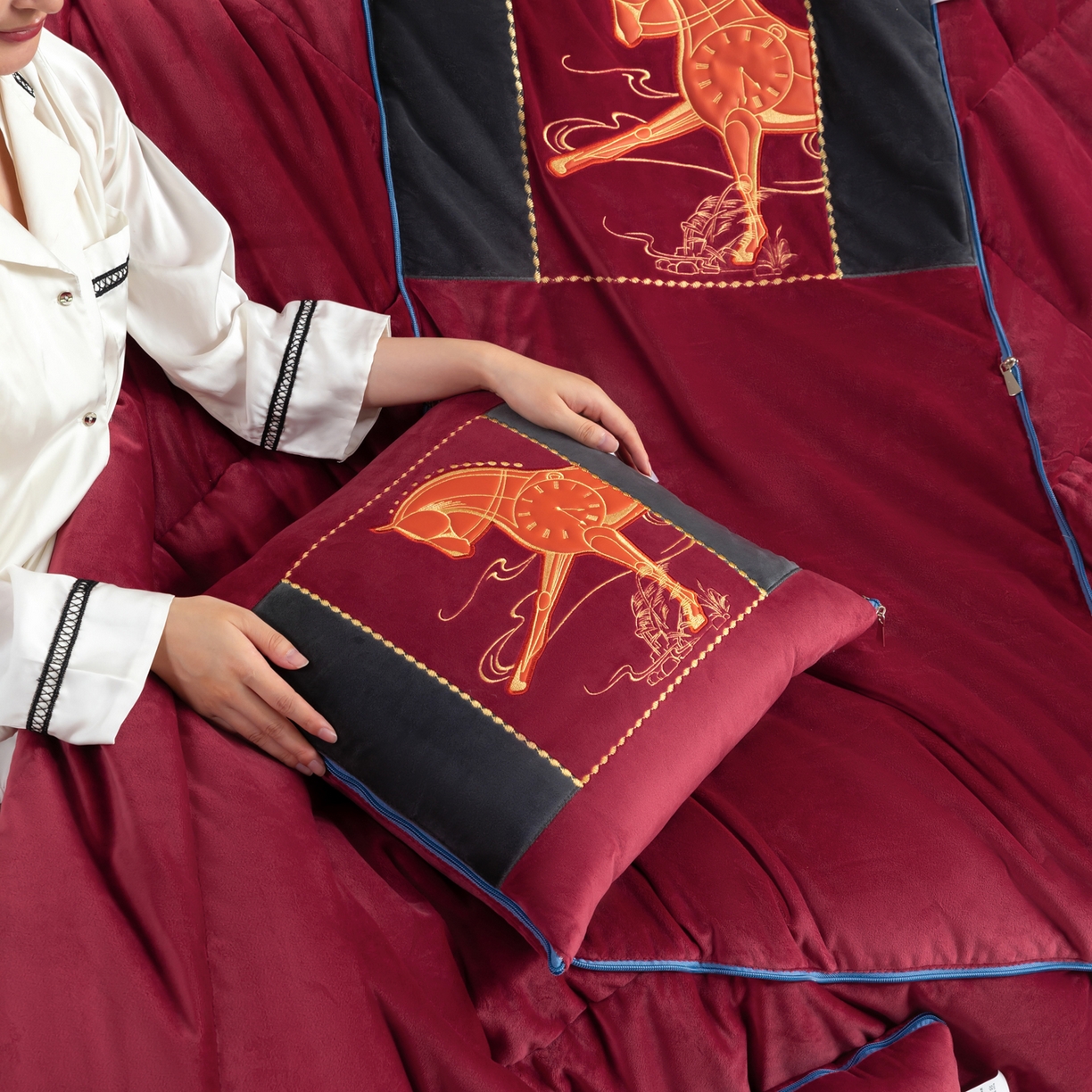 91家纺网 家纺一手货源 找家纺 吉利家居 2025新款婴儿绒多功能抱枕被-彩云马 酒红