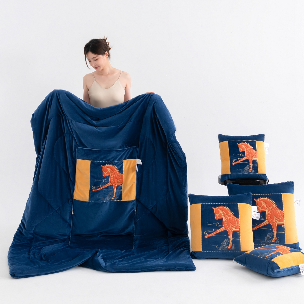 91家纺网 家纺一手货源 找家纺 （总）吉利家居 2025新款婴儿绒多功能抱枕被-彩云马