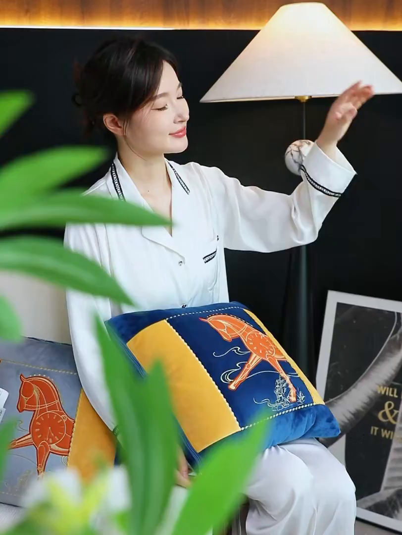 91家纺网 家纺一手货源 找家纺 （总）吉利家居 2025新款婴儿绒多功能抱枕被-彩云马