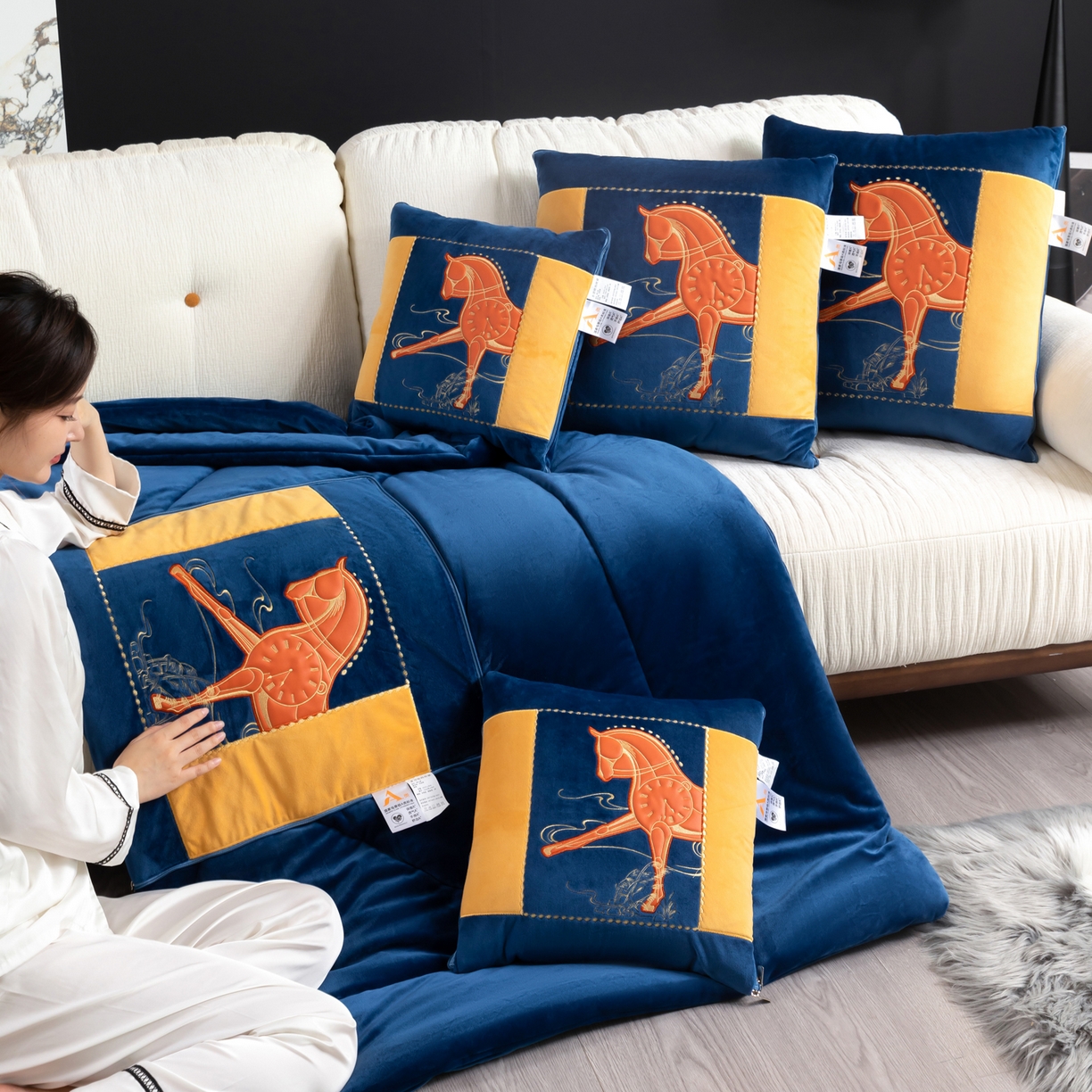 91家纺网 家纺一手货源 找家纺 吉利家居 2025新款婴儿绒多功能抱枕被-彩云马 宝石蓝