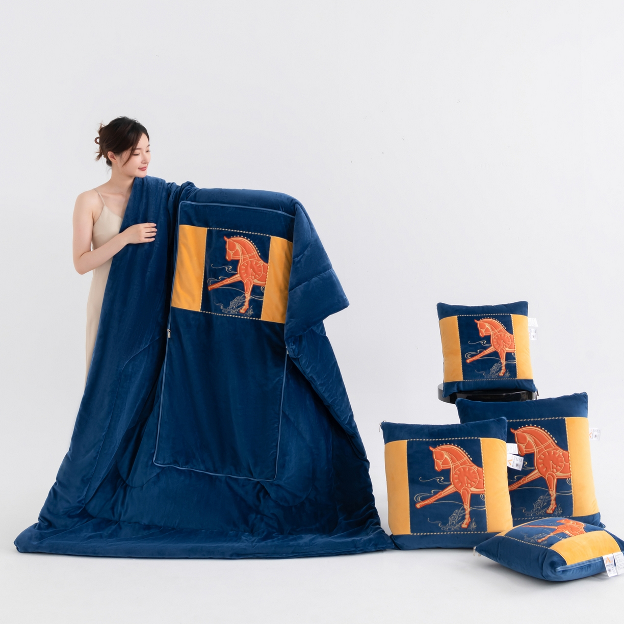 91家纺网 家纺一手货源 找家纺 吉利家居 2025新款婴儿绒多功能抱枕被-彩云马 宝石蓝