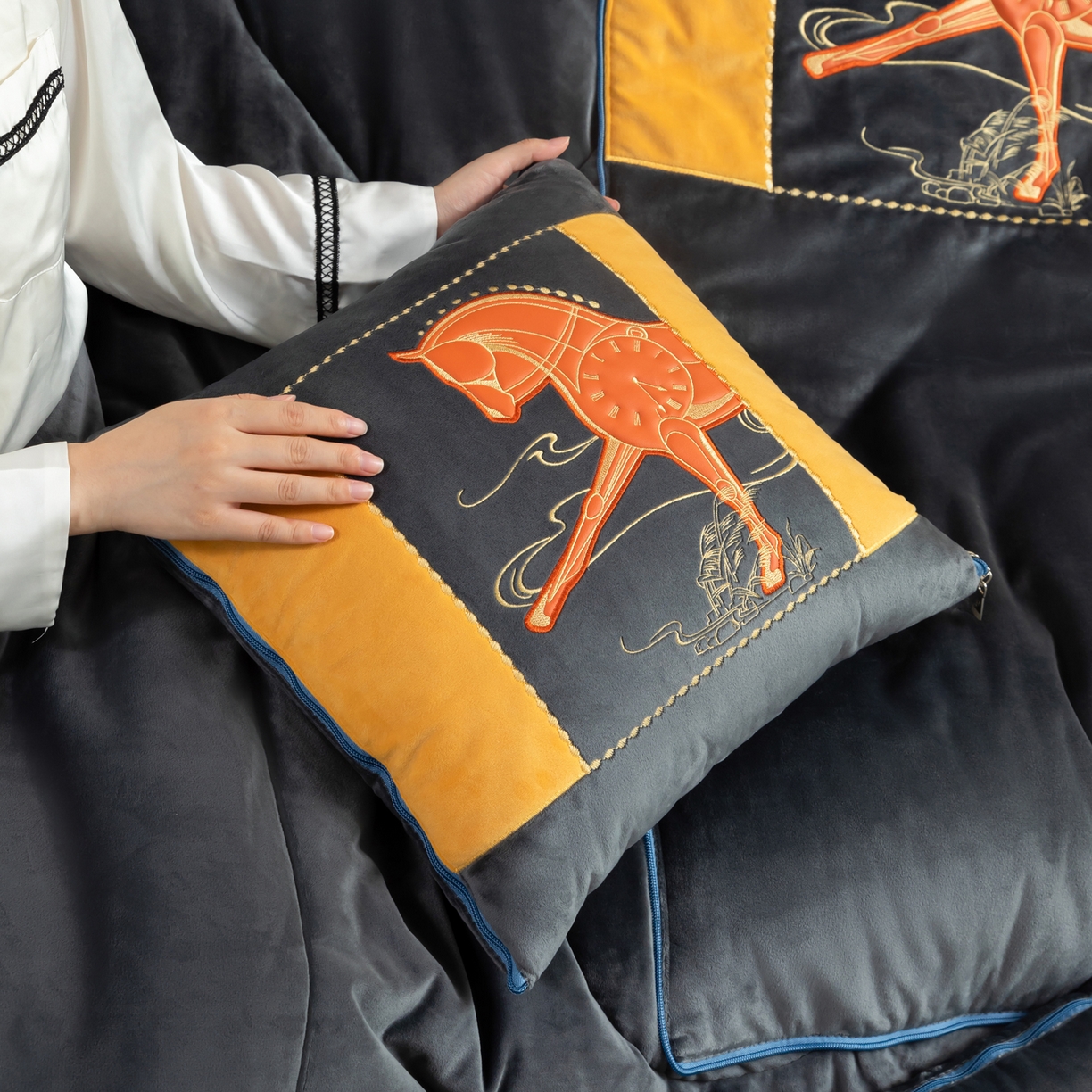 91家纺网 家纺一手货源 找家纺 吉利家居 2025新款婴儿绒多功能抱枕被-彩云马 高级灰