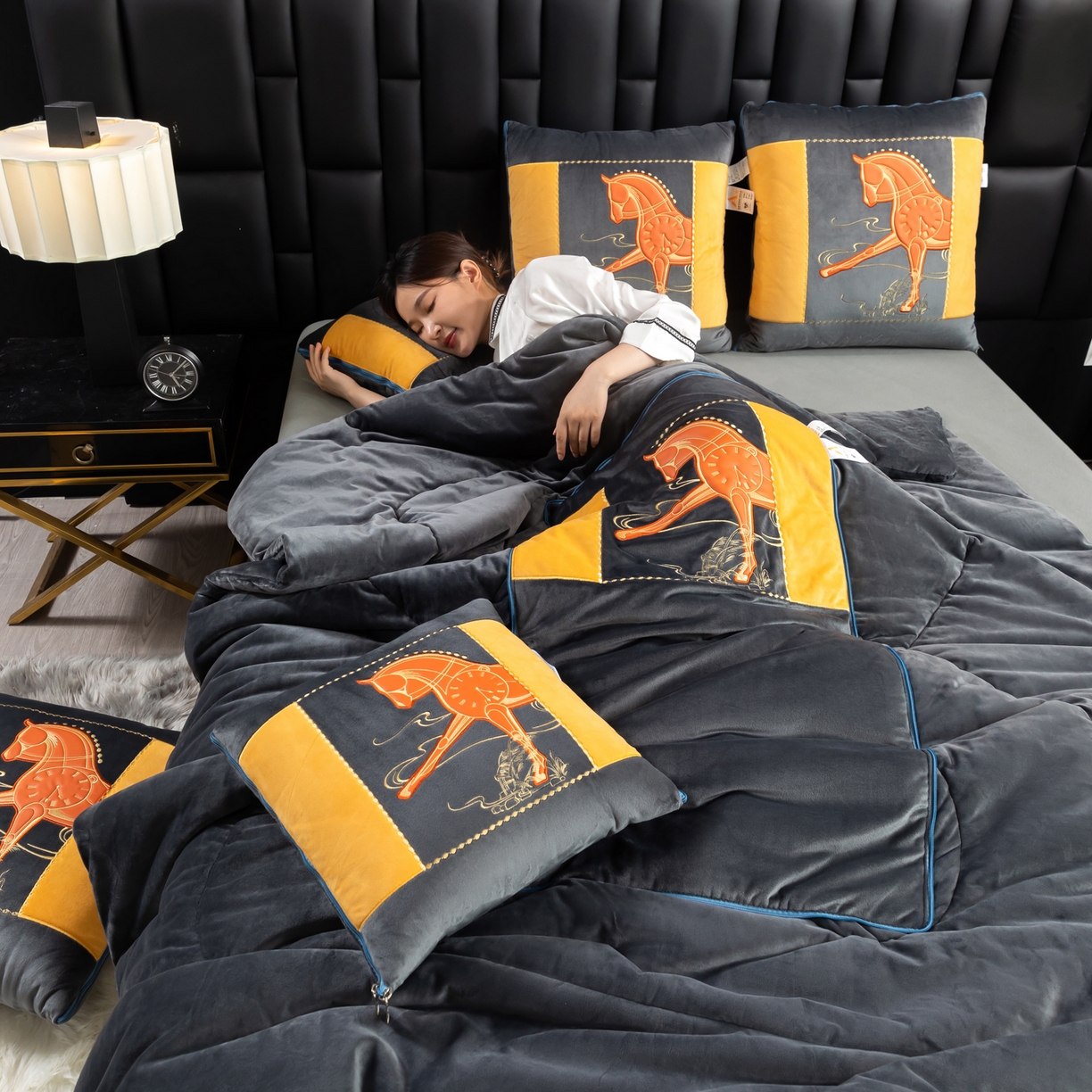 91家纺网 家纺一手货源 找家纺 吉利家居 2025新款婴儿绒多功能抱枕被-彩云马 高级灰