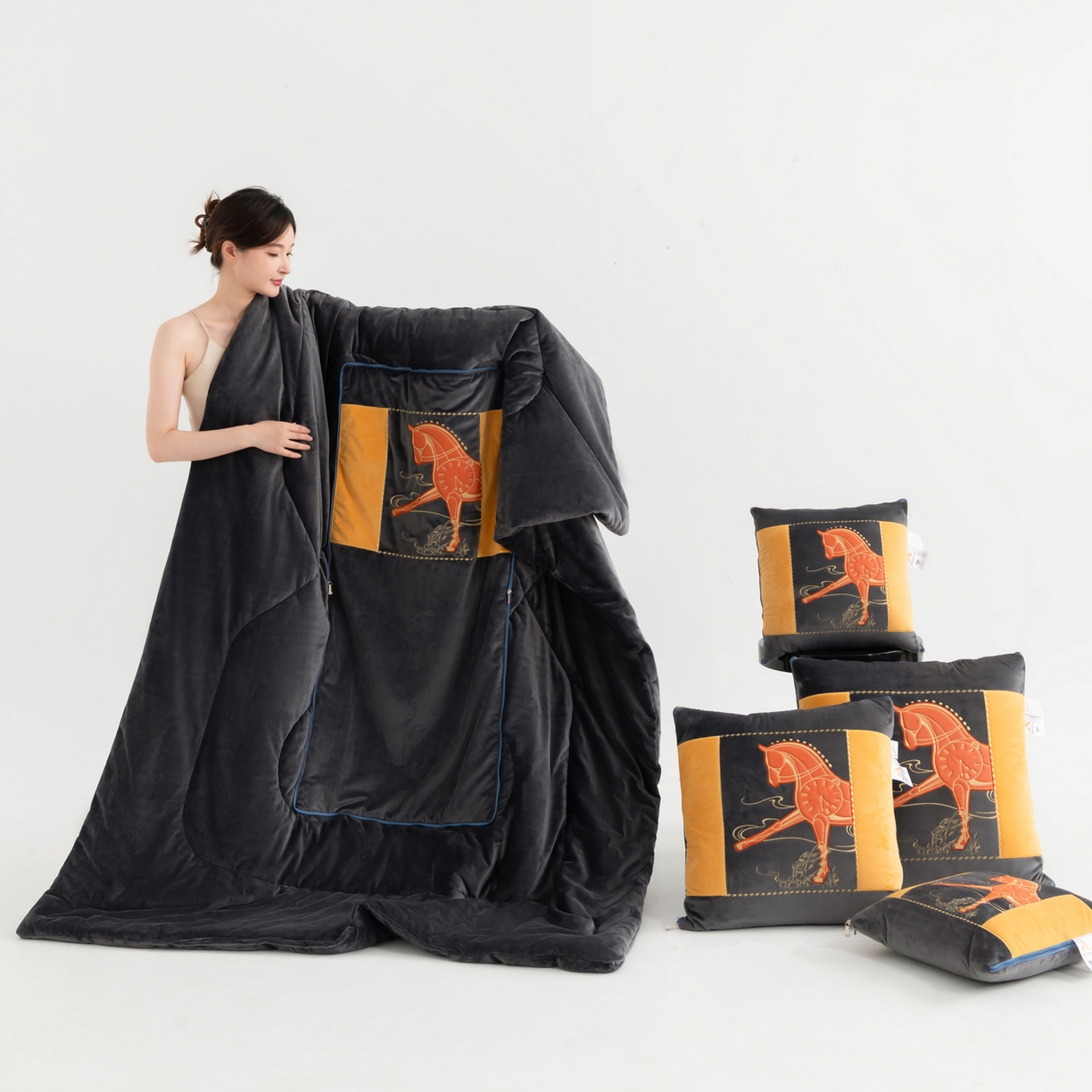 91家纺网 家纺一手货源 找家纺 吉利家居 2025新款婴儿绒多功能抱枕被-彩云马 高级灰