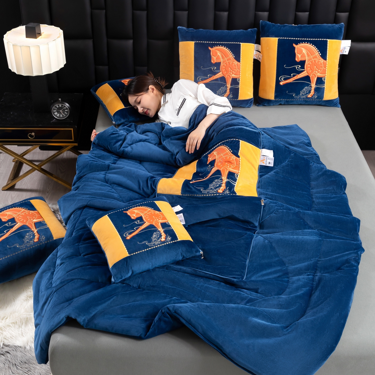 91家纺网 家纺一手货源 找家纺 吉利家居 2025新款婴儿绒多功能抱枕被-彩云马 宝石蓝