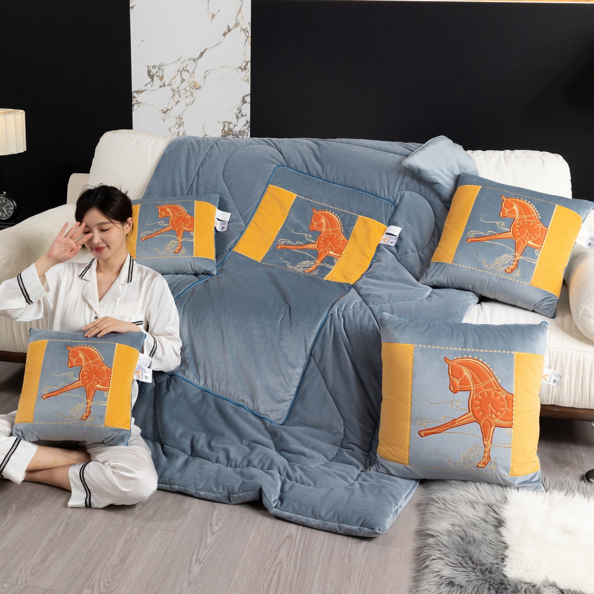 91家纺网 家纺一手货源 找家纺 吉利家居 2025新款婴儿绒多功能抱枕被-彩云马 雾霾灰