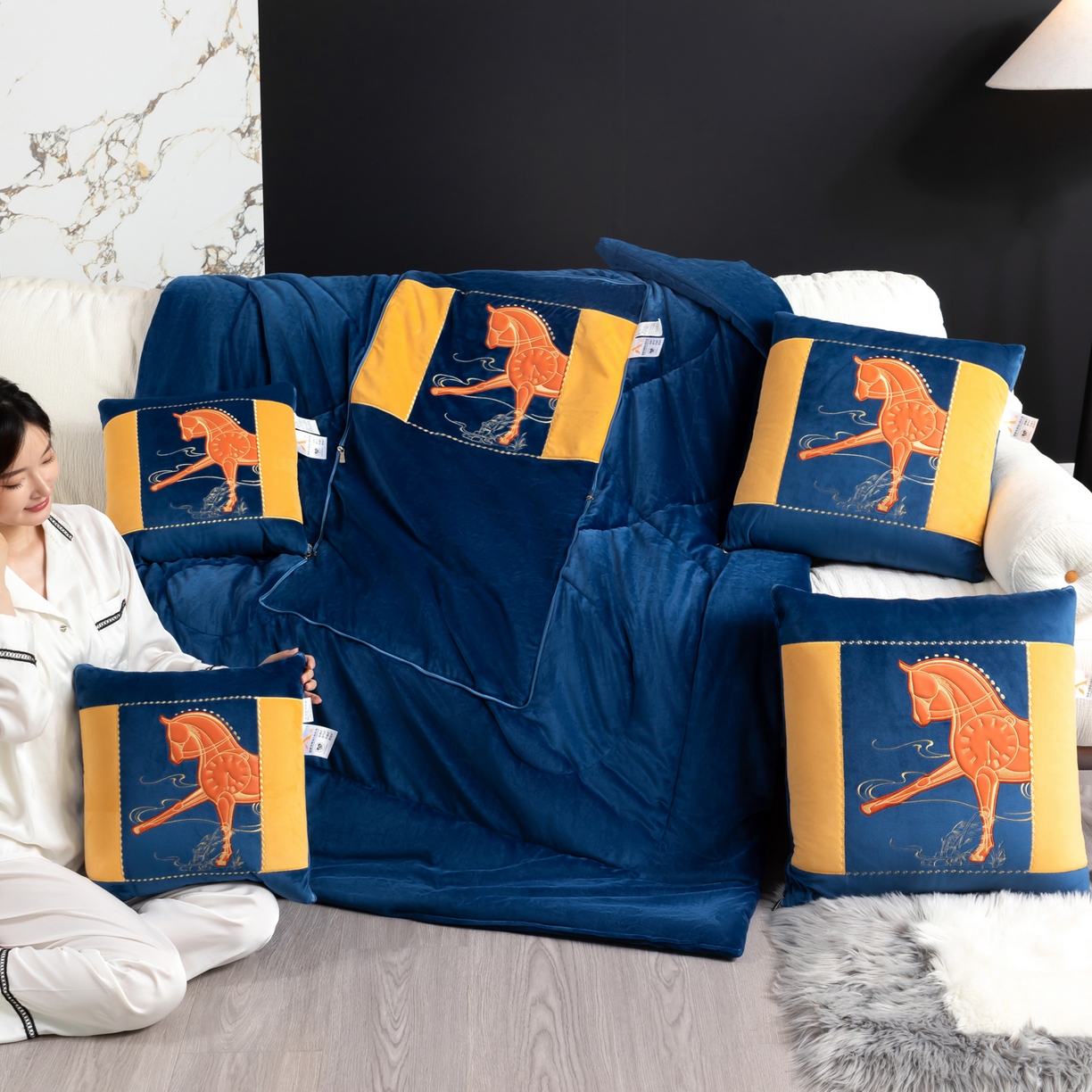 91家纺网 家纺一手货源 找家纺 吉利家居 2025新款婴儿绒多功能抱枕被-彩云马 宝石蓝