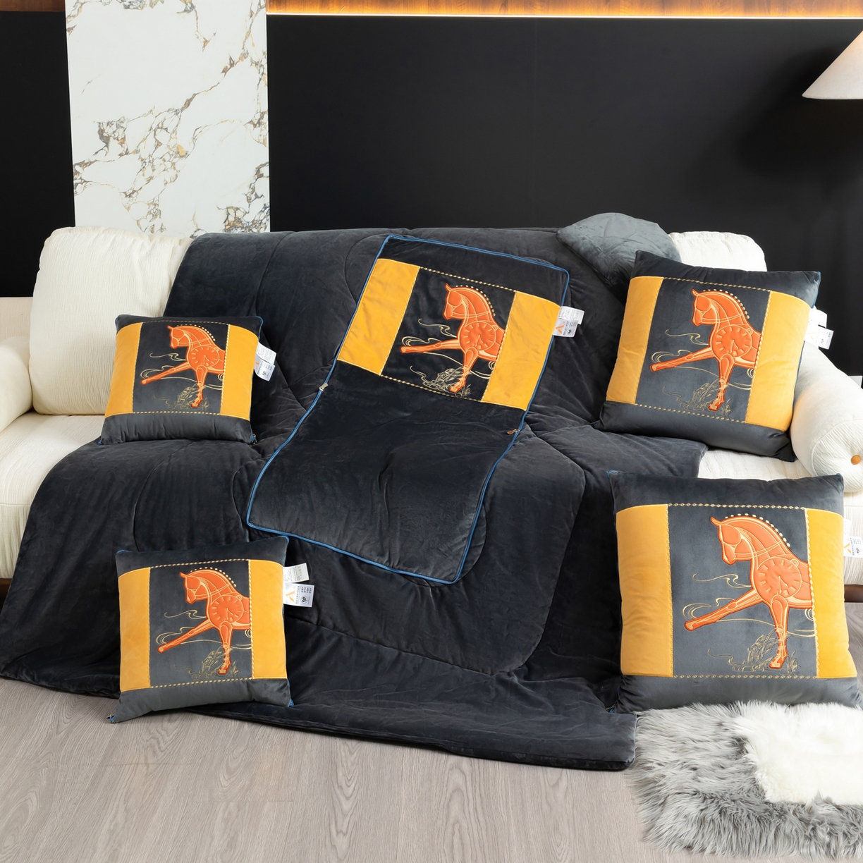 91家纺网 家纺一手货源 找家纺 吉利家居 2025新款婴儿绒多功能抱枕被-彩云马 高级灰