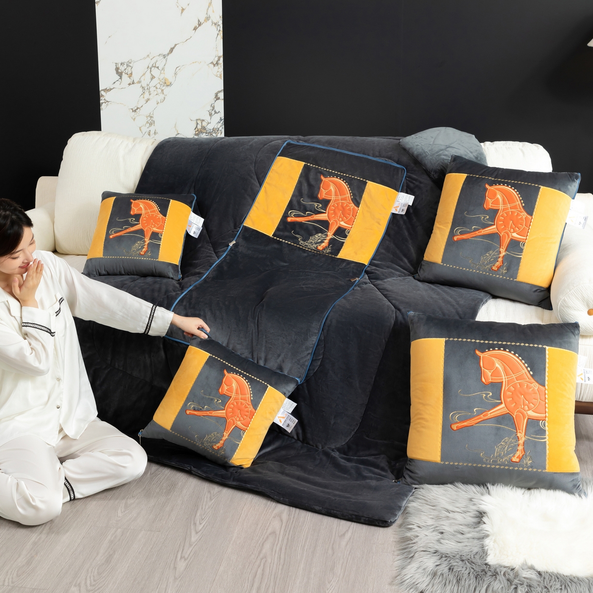 91家纺网 家纺一手货源 找家纺 吉利家居 2025新款婴儿绒多功能抱枕被-彩云马 高级灰