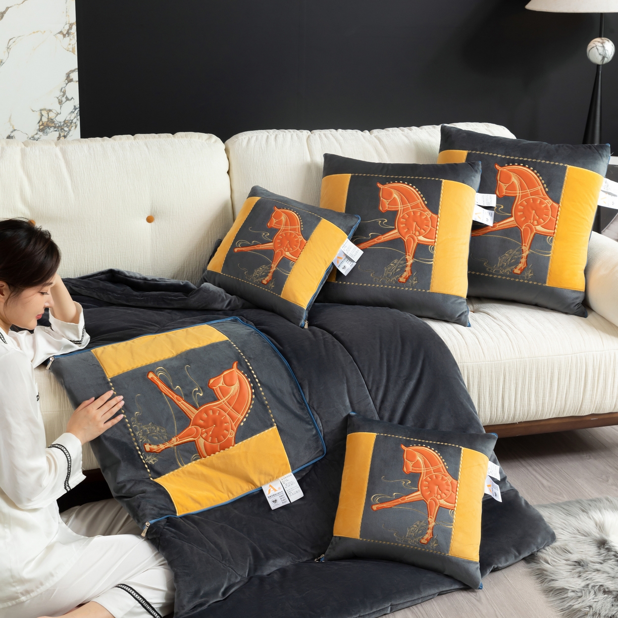 91家纺网 家纺一手货源 找家纺 吉利家居 2025新款婴儿绒多功能抱枕被-彩云马 高级灰