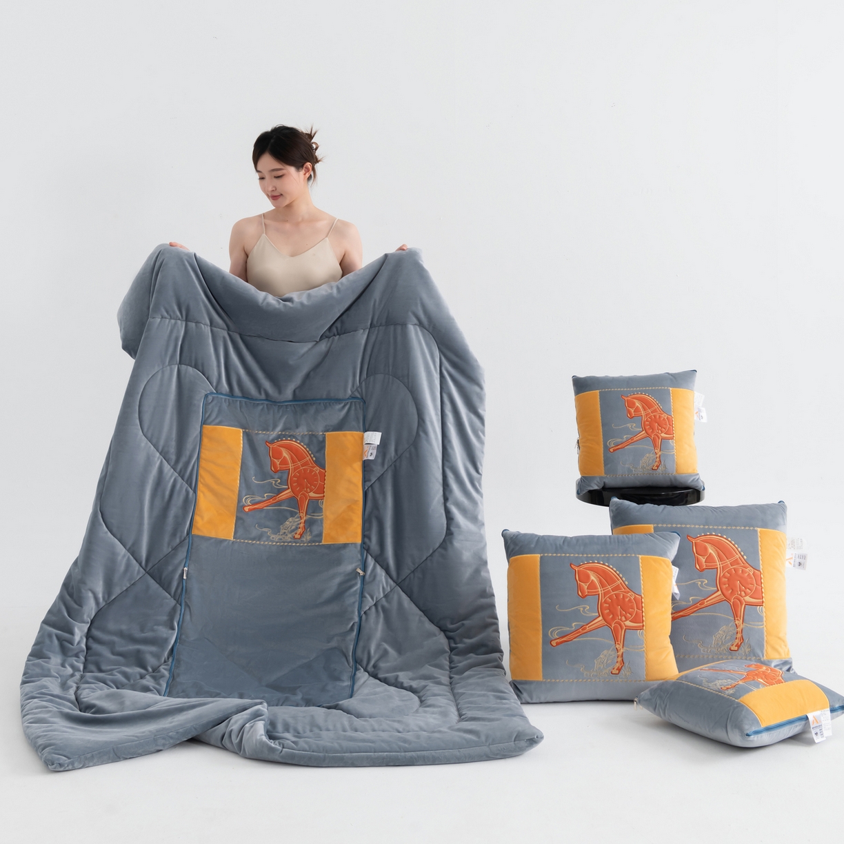 吉利家居 2025新款婴儿绒多功能抱枕被-彩云马 雾霾灰