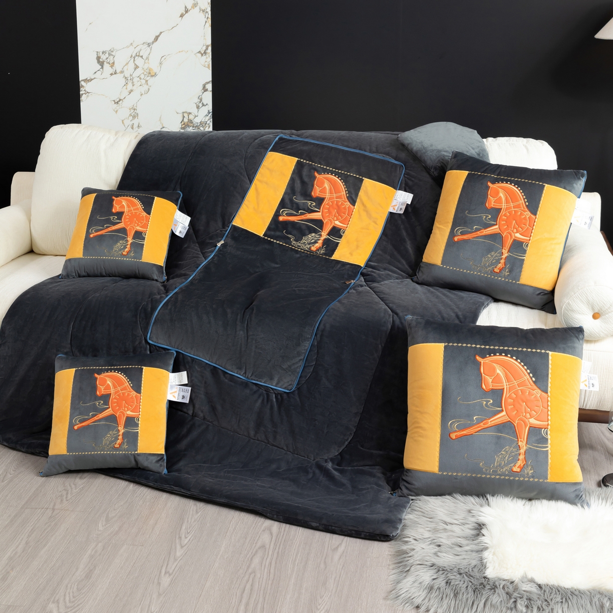 91家纺网 家纺一手货源 找家纺 吉利家居 2025新款婴儿绒多功能抱枕被-彩云马 高级灰