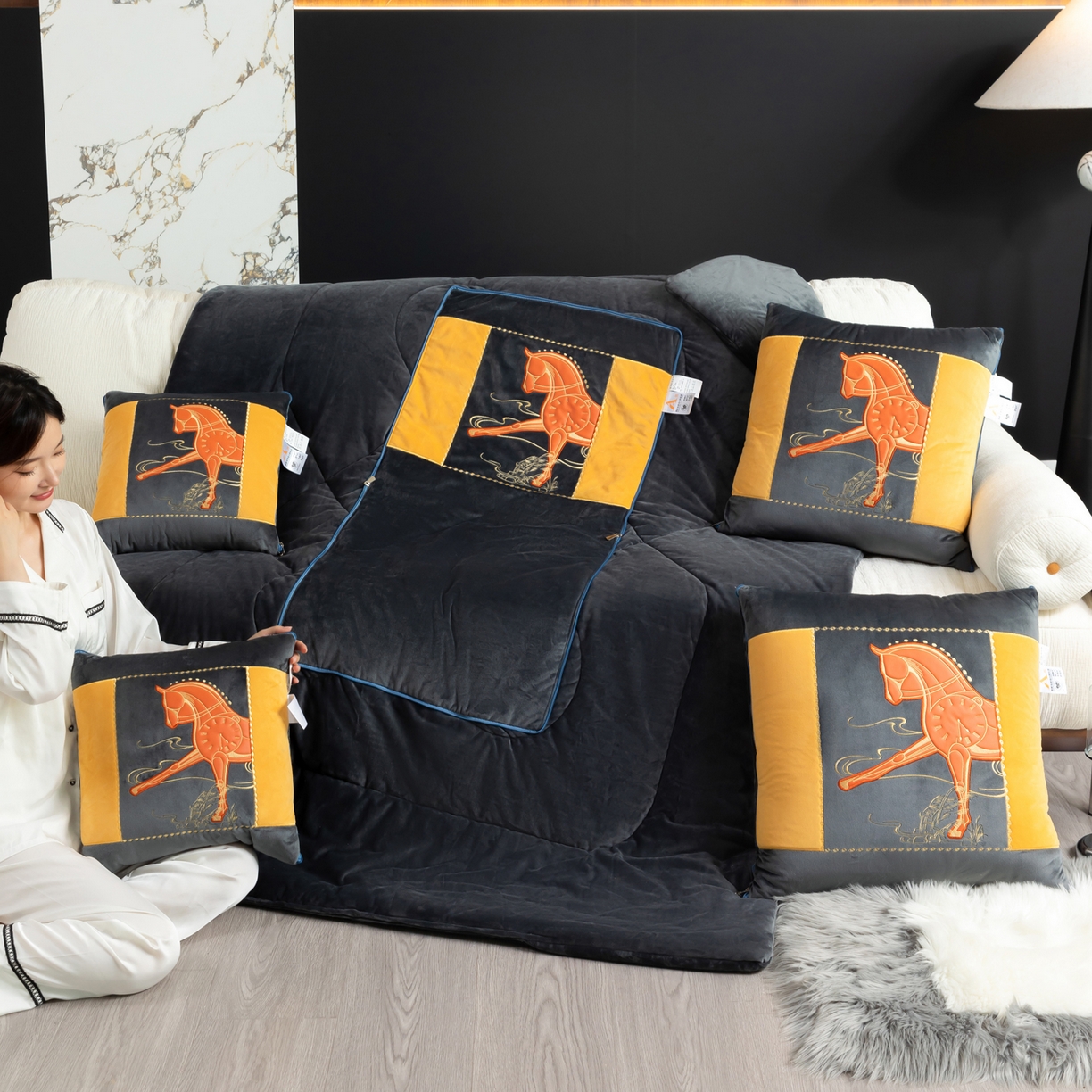 91家纺网 家纺一手货源 找家纺 吉利家居 2025新款婴儿绒多功能抱枕被-彩云马 高级灰