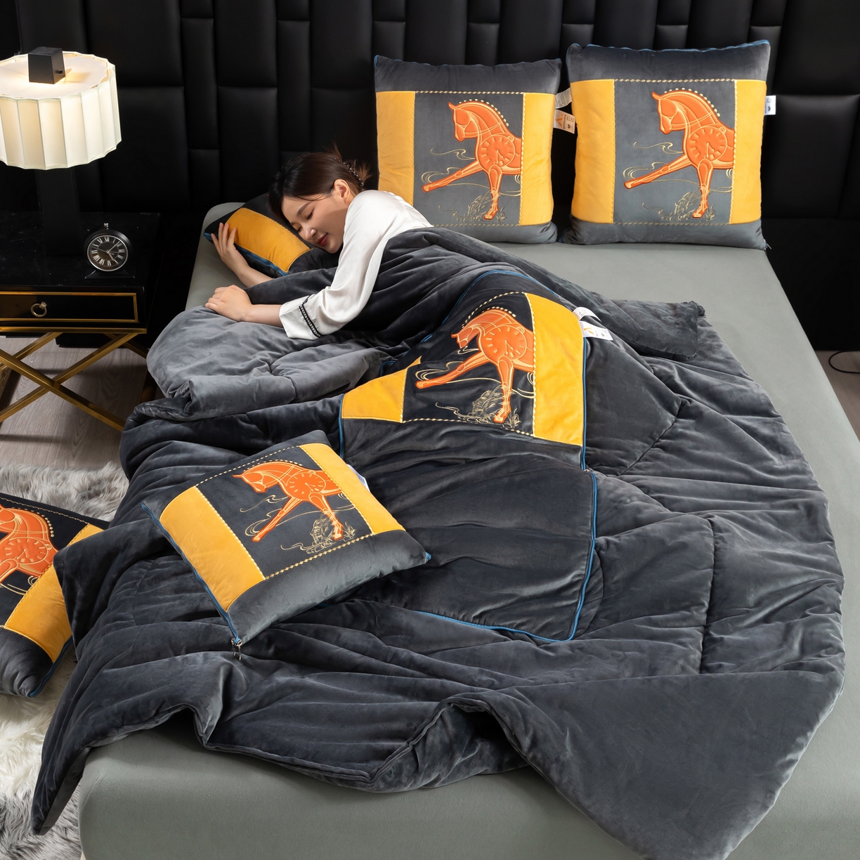 91家纺网 家纺一手货源 找家纺 吉利家居 2025新款婴儿绒多功能抱枕被-彩云马 高级灰