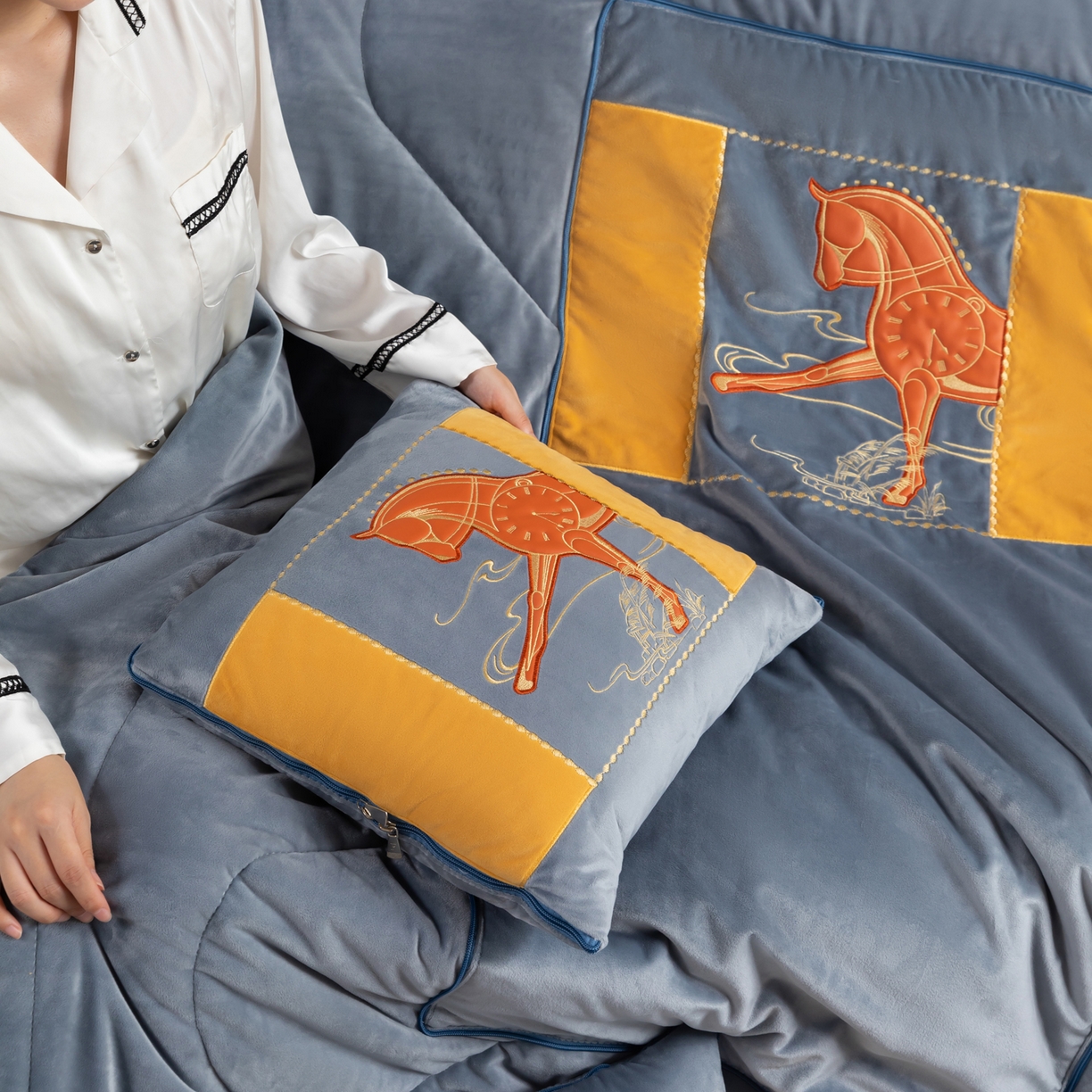 91家纺网 家纺一手货源 找家纺 吉利家居 2025新款婴儿绒多功能抱枕被-彩云马 雾霾灰