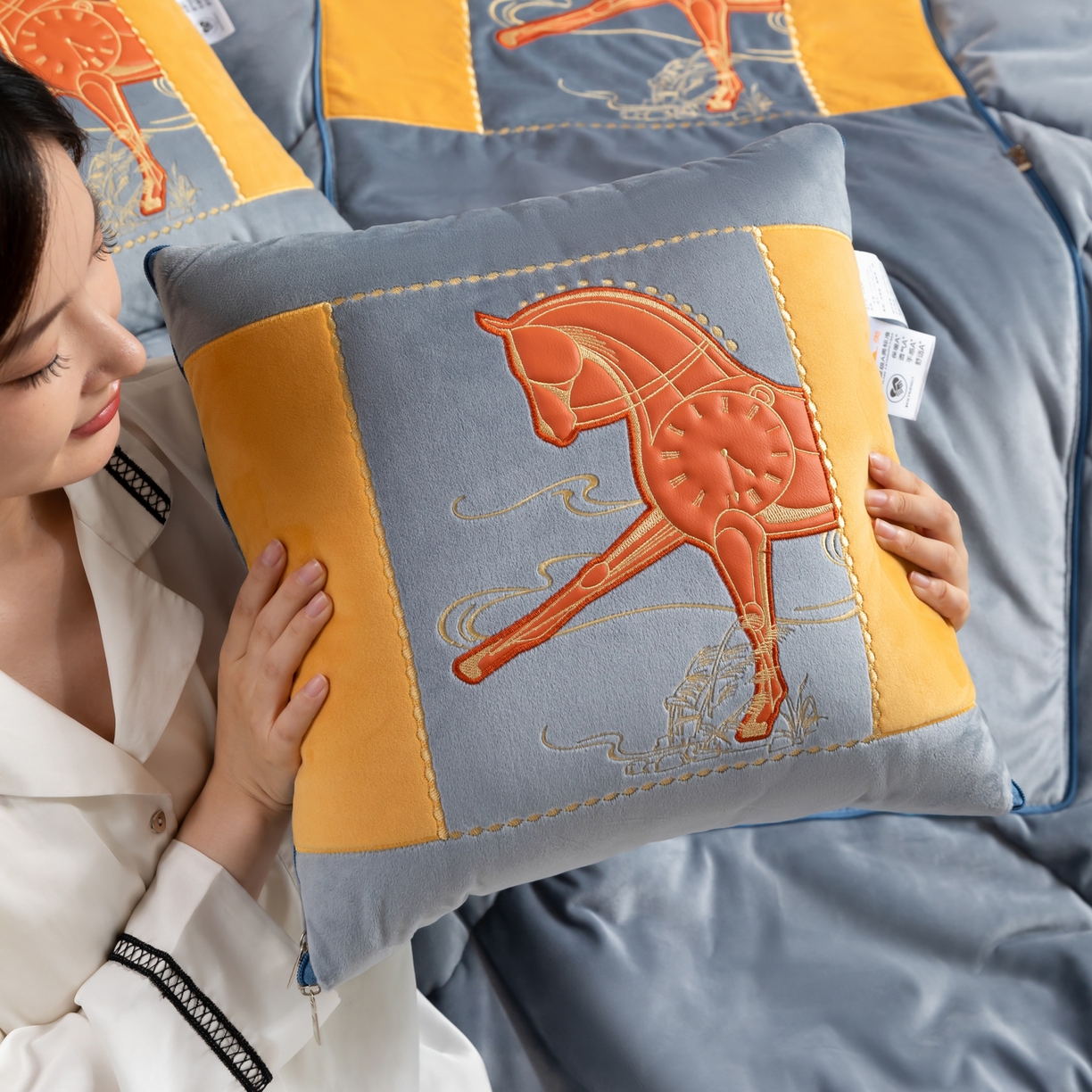 91家纺网 家纺一手货源 找家纺 吉利家居 2025新款婴儿绒多功能抱枕被-彩云马 雾霾灰