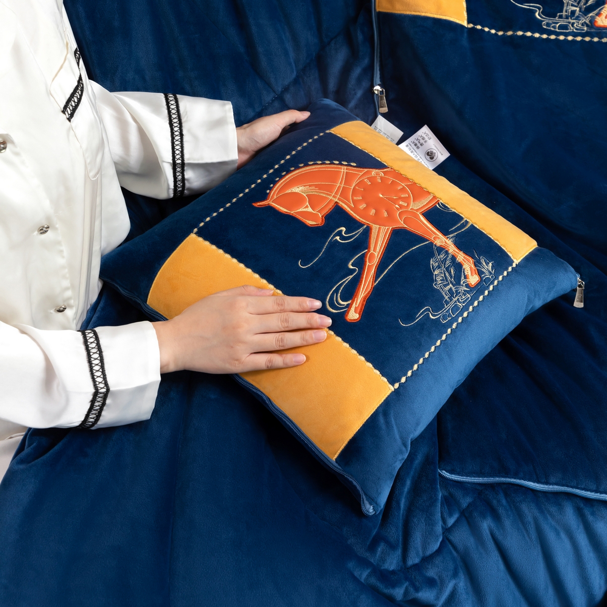 91家纺网 家纺一手货源 找家纺 吉利家居 2025新款婴儿绒多功能抱枕被-彩云马 宝石蓝