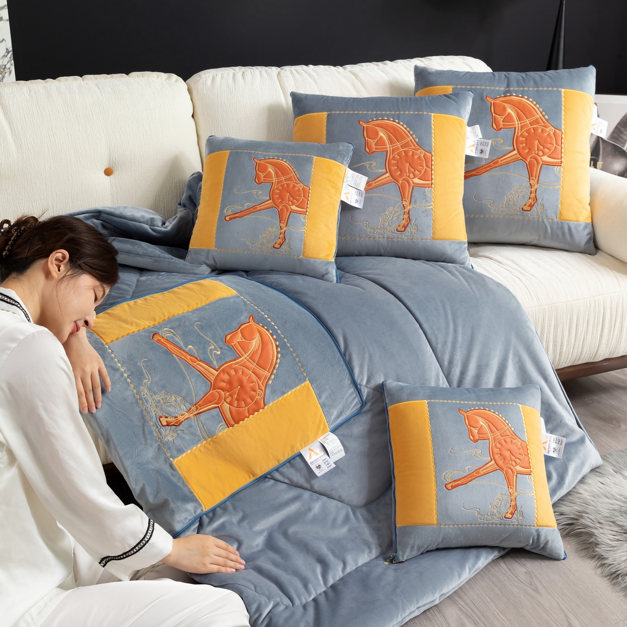 91家纺网 家纺一手货源 找家纺 吉利家居 2025新款婴儿绒多功能抱枕被-彩云马 雾霾灰